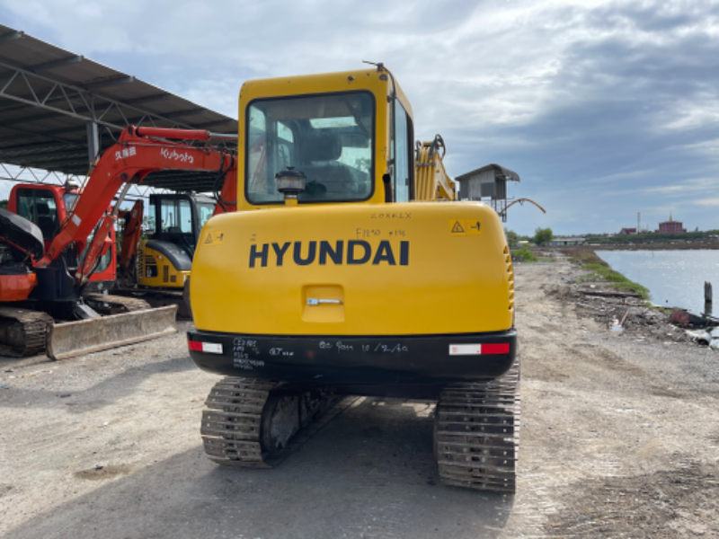 รถขุด Hyundai (ขนาด5.5ตัน) เก่านอก ราคา 330,000 บาท คอนโทรลสั้นปั๊มนิ้ว เครื่องปั้มเร็วแรง พร้อมใช้งาน เอกสารใบอินวอยโทร 099-2490444 บาย