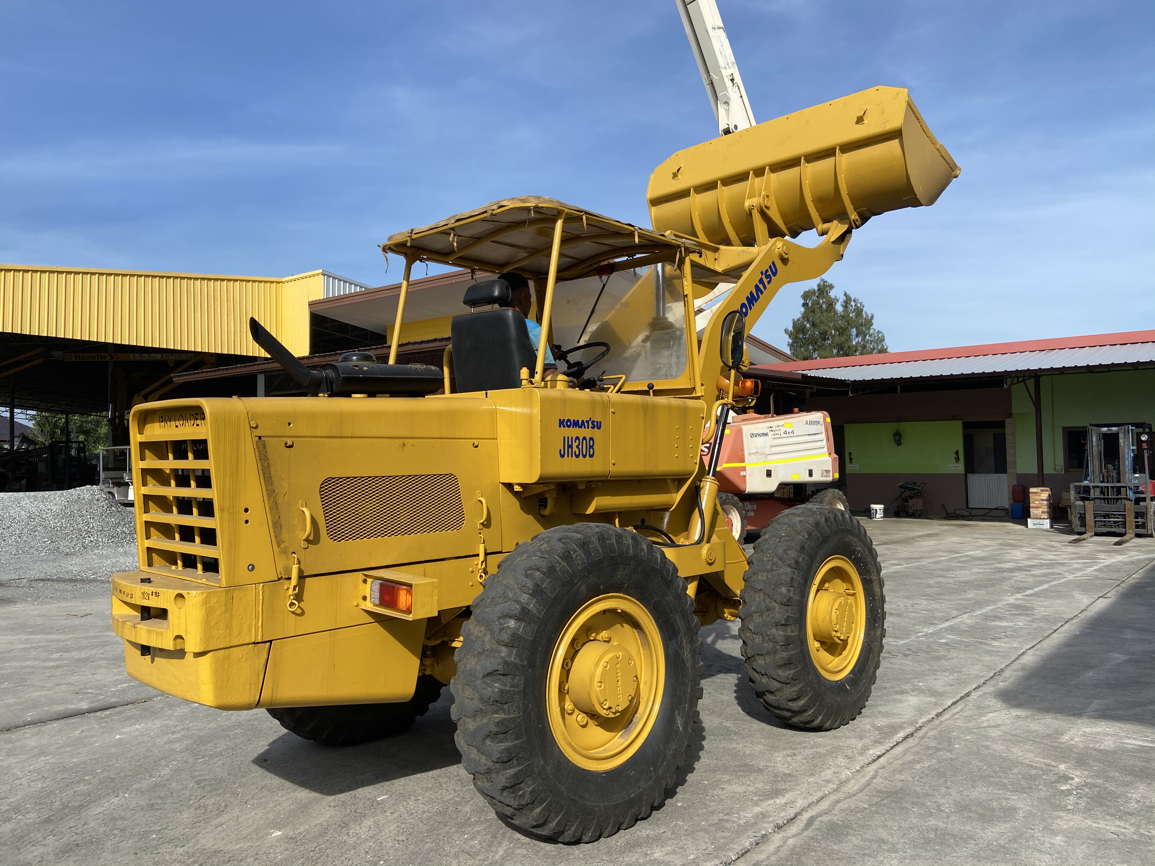 ขายรถตักKOMATSU รุ่นJH30B นำเข้าญี่ปุ่นไม่เคยใช้งานในไทย เลี้ยวล้อ เครื่องอีซูซุ 4สูบ สภาพดีพร้อมใช้ ขายรถตักKOMATSU รุ่นJH30B นำเข้าญี่ปุ่นไม่เคยใช้งานในไทย เลี้ยวล้อ เครื่องอีซูซุ 4สูบ สภาพดีพร้อมใช้