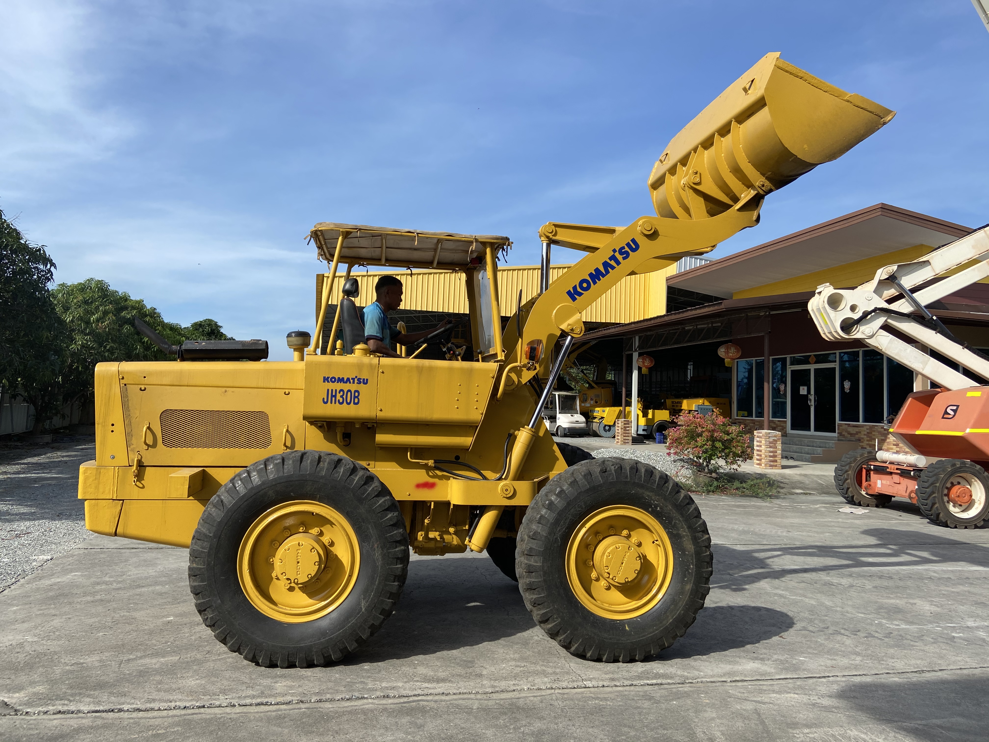 ขายรถตักKOMATSU รุ่นJH30B นำเข้าญี่ปุ่นไม่เคยใช้งานในไทย เลี้ยวล้อ เครื่องอีซูซุ 4สูบ สภาพดีพร้อมใช้