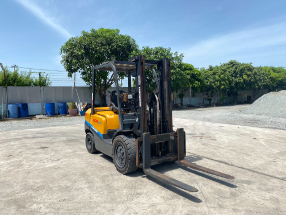 รถโฟล์คลิฟต์ TCM รุ่น FD30T3 ยกได้3ตัน รถนอกนำเข้า ไม่เคยใช้ในไทย ติดต่อ081-8302909จิรโรจน์ Line: jiraroj2909