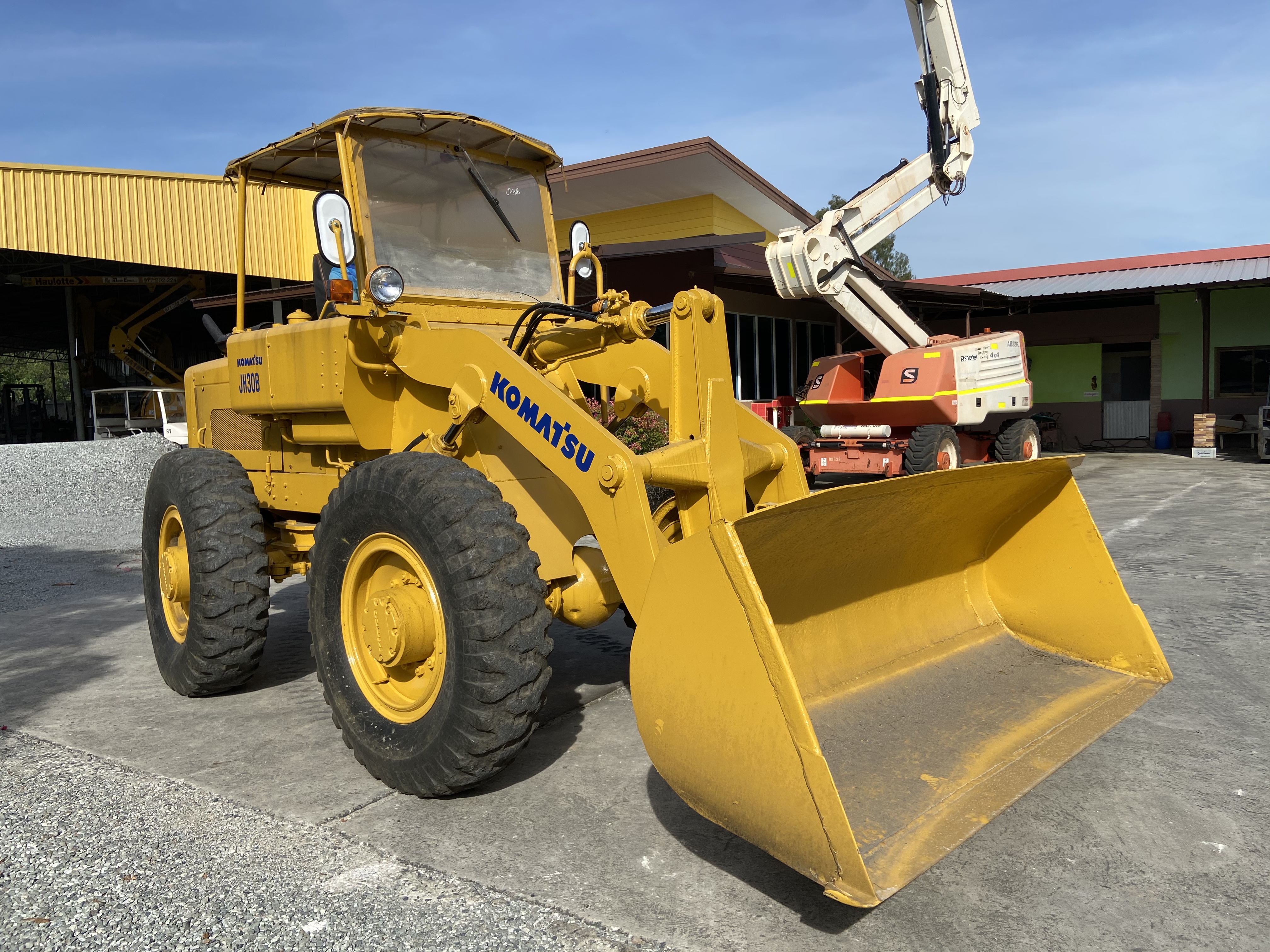 ขายรถตักKOMATSU รุ่นJH30B นำเข้าญี่ปุ่นไม่เคยใช้งานในไทย เลี้ยวล้อ เครื่องอีซูซุ 4สูบ สภาพดีพร้อมใช้