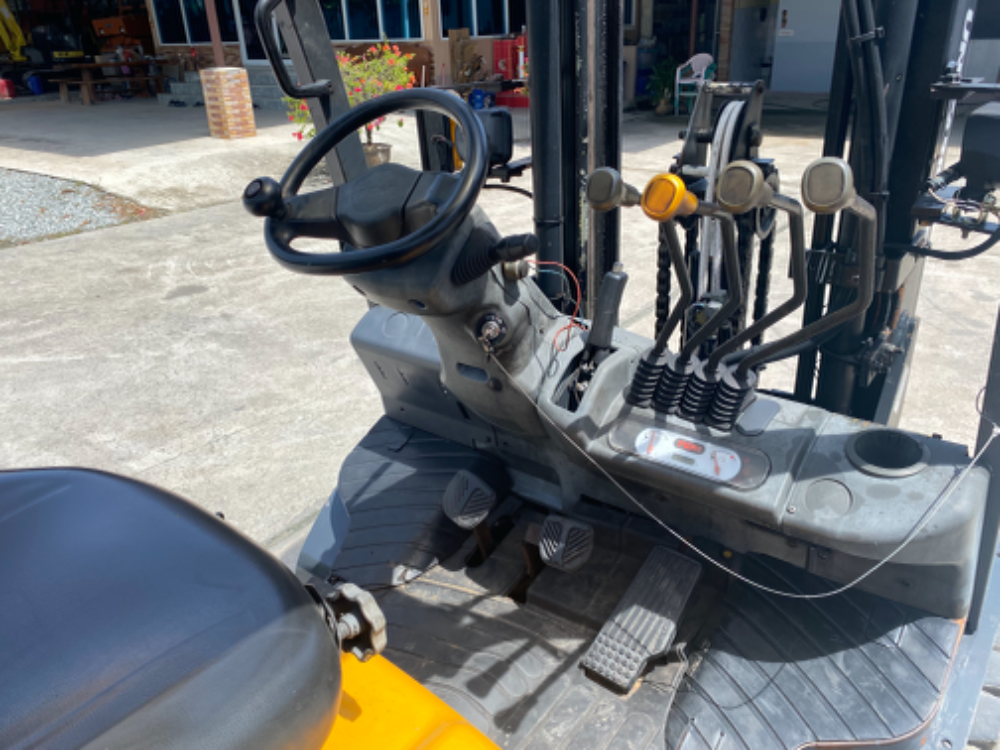 รถโฟล์คลิฟต์ TCM รุ่น FD30T3 ยกได้3ตัน รถนอกนำเข้า ไม่เคยใช้ในไทย ติดต่อ081-8302909จิรโรจน์ Line: jiraroj2909