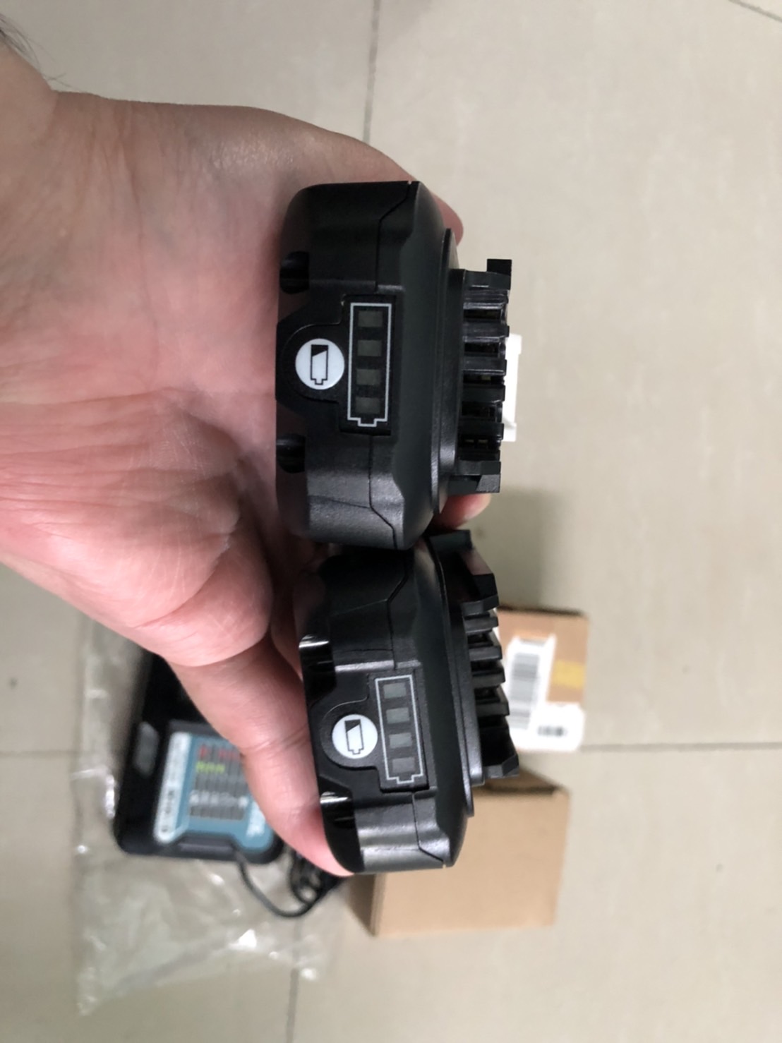 แท่นชาร์จ makita 12v + แบตเตอรี่ 2ก้อน เป็นของใหม่ไม่เคยใช้งาน (ขอไม่แยกขายนะครับ) แท่นชาร์จ makita 12v + แบตเตอรี่ 2ก้อน เป็นของใหม่ไม่เคยใช้งาน (ขอไม่แยกขายนะครับ)