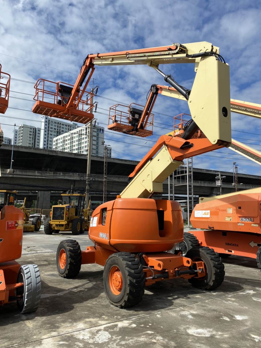 ขายรถกระเช้า JLG บูมข้อศอก 600AJ สูง 18.47 เมตร มือสอง พร้อมใช้งาน ขายรถกระเช้า JLG บูมข้อศอก 600AJ สูง 18.47 เมตร มือสอง พร้อมใช้งาน