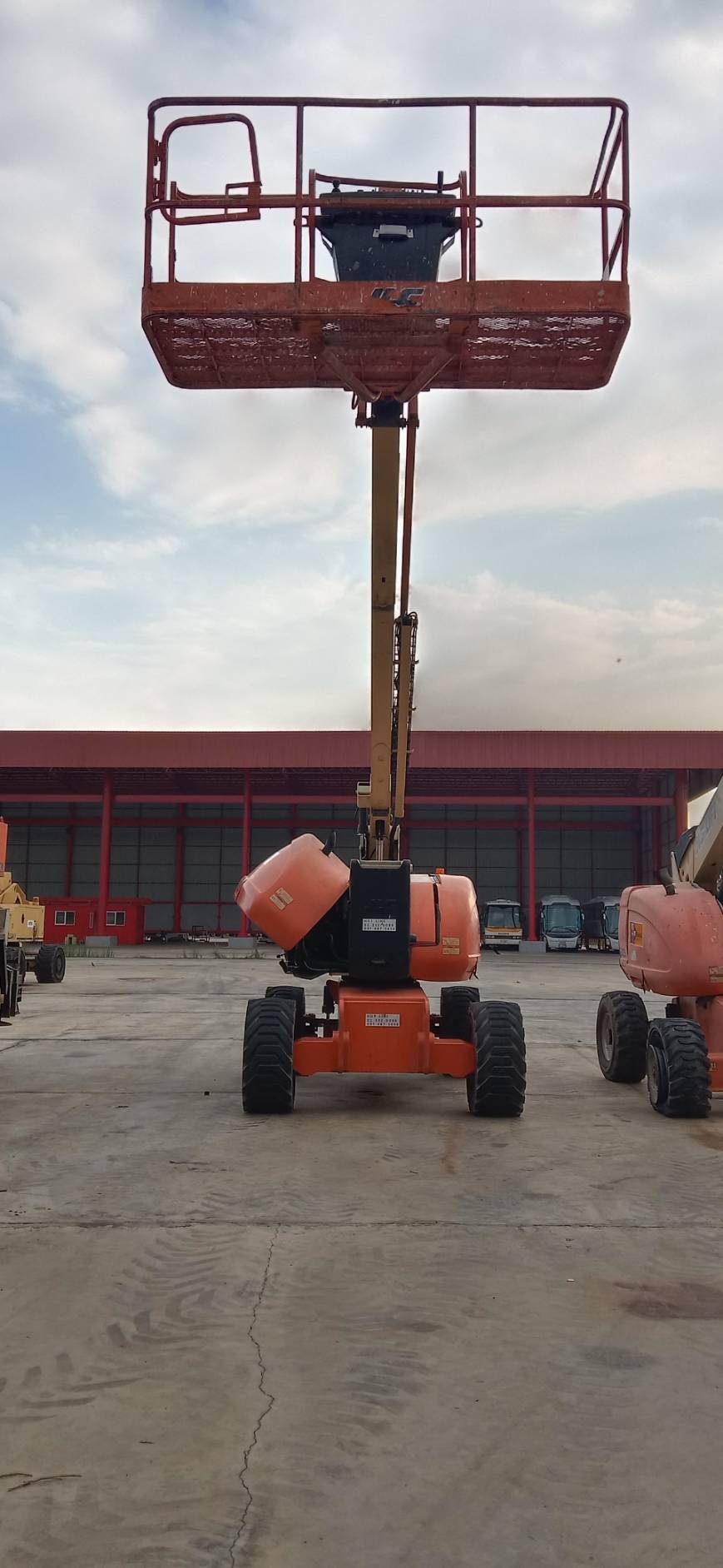 ขายรถกระเช้า JLG บูมศอก 800AJ สูง 24.46 เมตร  มือสอง พร้อมใช้งาน