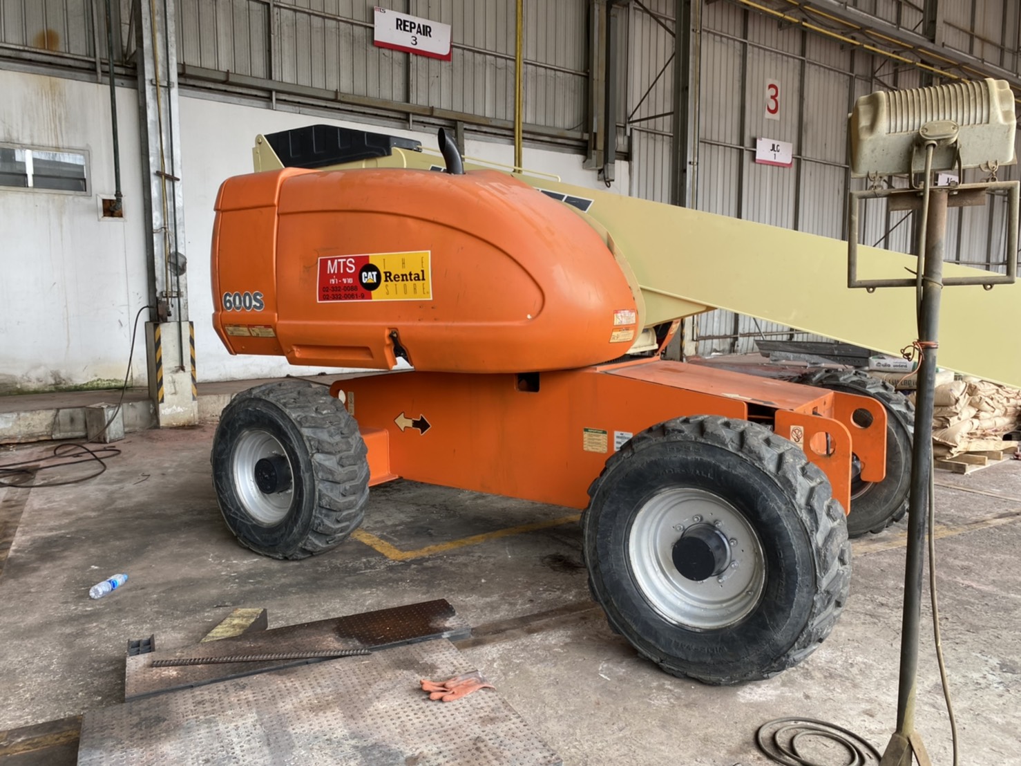 ขายรถกระเช้า JLG บูมตรง 600S สูง 18.36 เมตร มือสอง ขายรถกระเช้า JLG บูมตรง 600S สูง 18.36 เมตร มือสอง