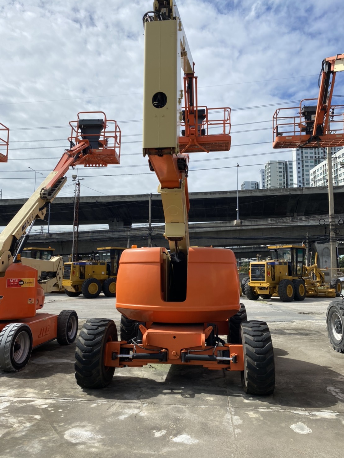 ขายรถกระเช้า JLG บูมข้อศอก 600AJ สูง 18.47 เมตร มือสอง พร้อมใช้งาน ขายรถกระเช้า JLG บูมข้อศอก 600AJ สูง 18.47 เมตร มือสอง พร้อมใช้งาน