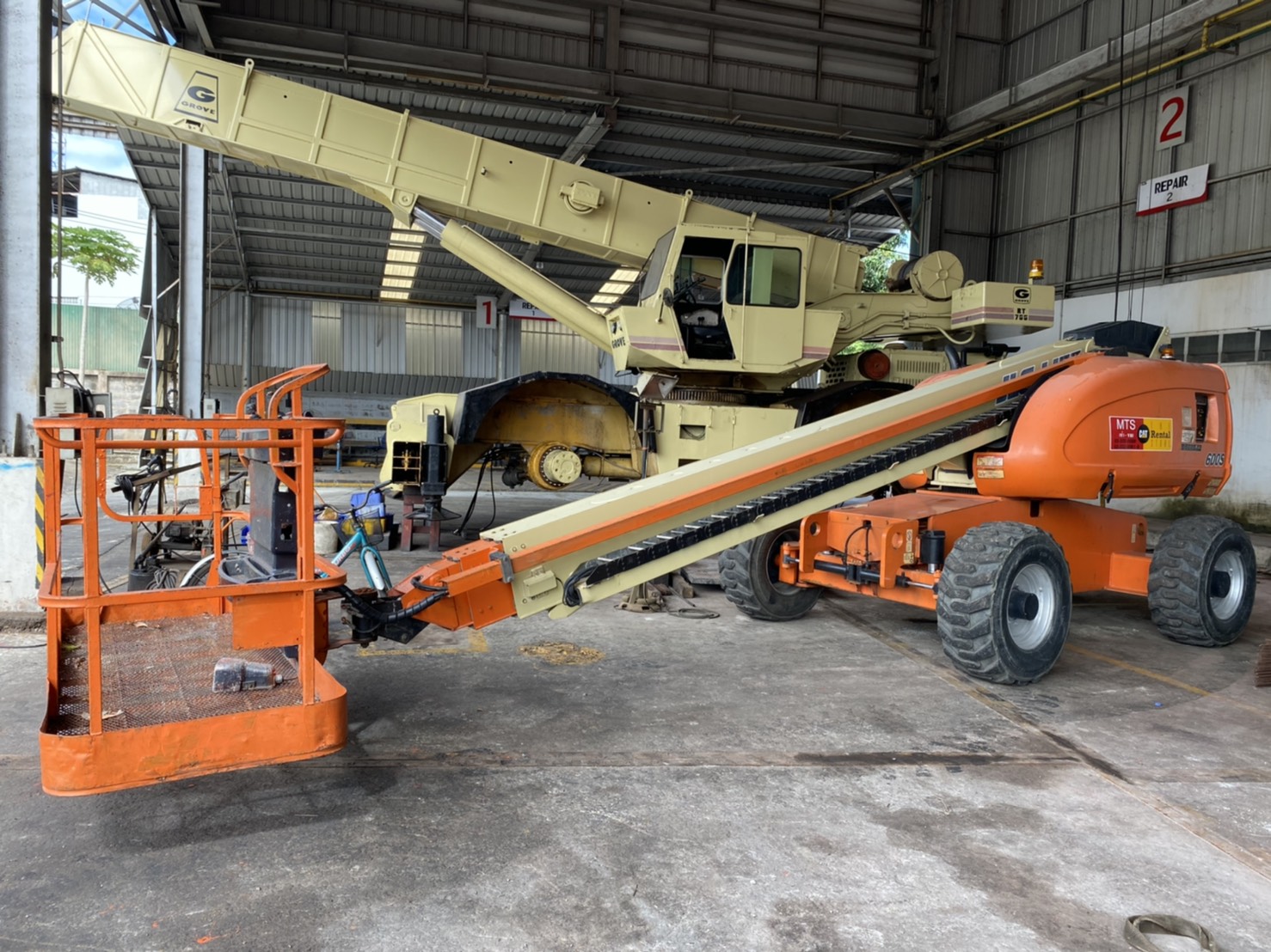 ขายรถกระเช้า JLG บูมตรง 600S สูง 18.36 เมตร มือสอง ขายรถกระเช้า JLG บูมตรง 600S สูง 18.36 เมตร มือสอง
