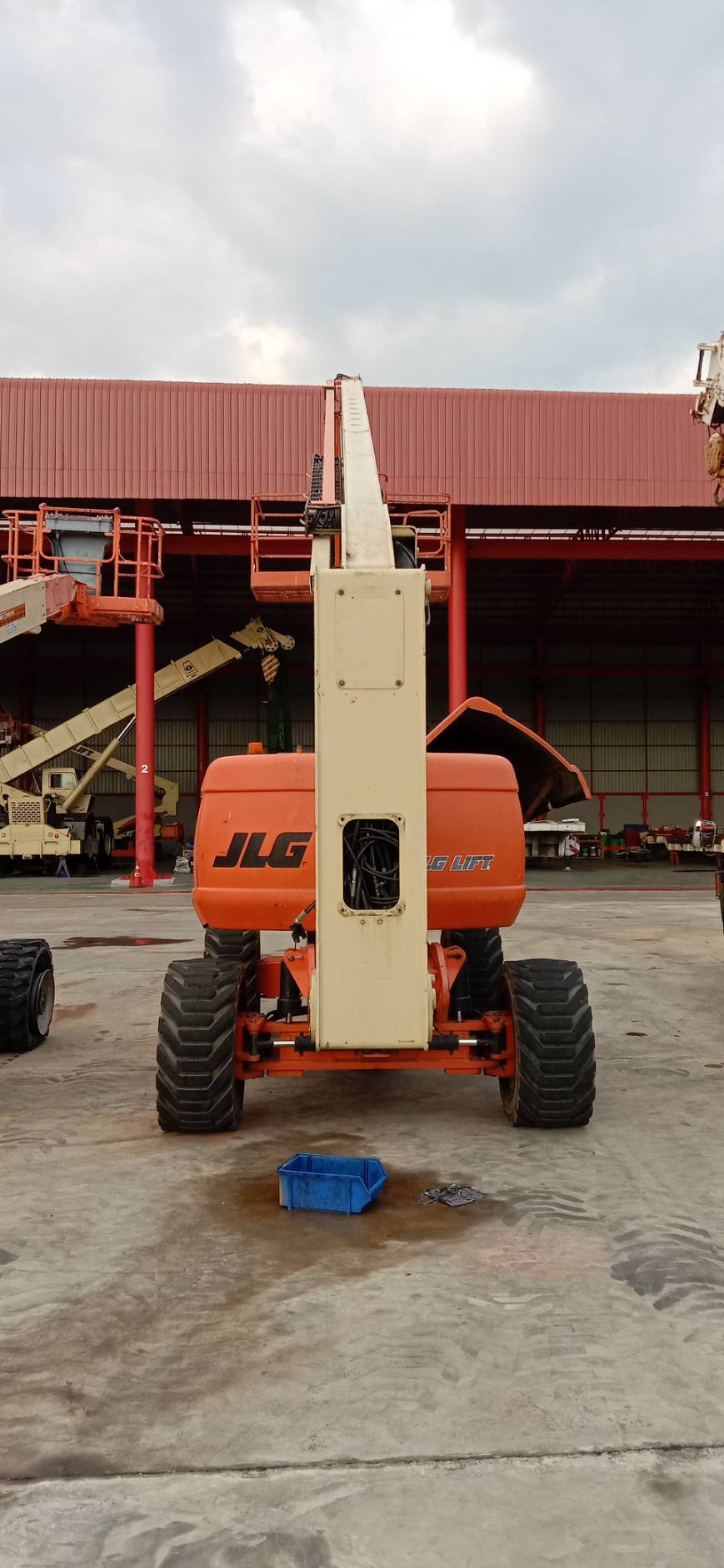 ขายรถกระเช้า JLG บูมศอก 800AJ สูง 24.46 เมตร  มือสอง พร้อมใช้งาน
