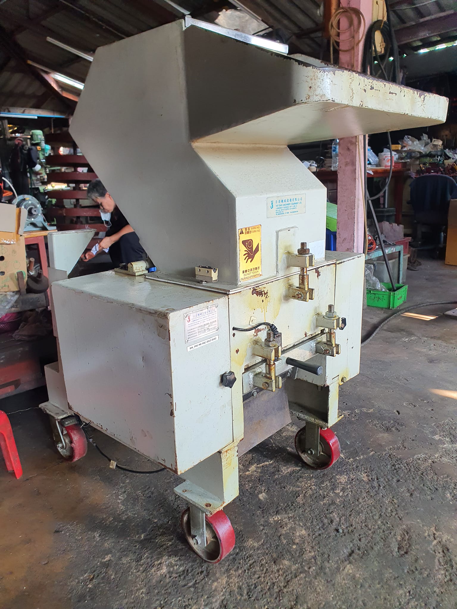 เครื่องย่อยพลาสติก 10HP 45000 บาท 0814583376 เอก ปทุม