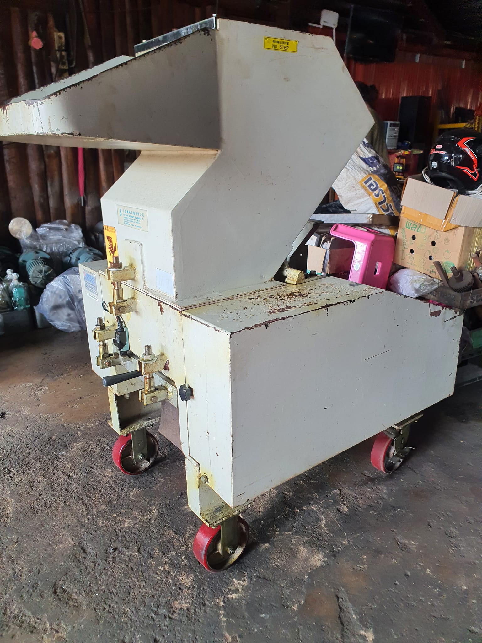 เครื่องย่อยพลาสติก 10HP 45000 บาท 0814583376 เอก ปทุม