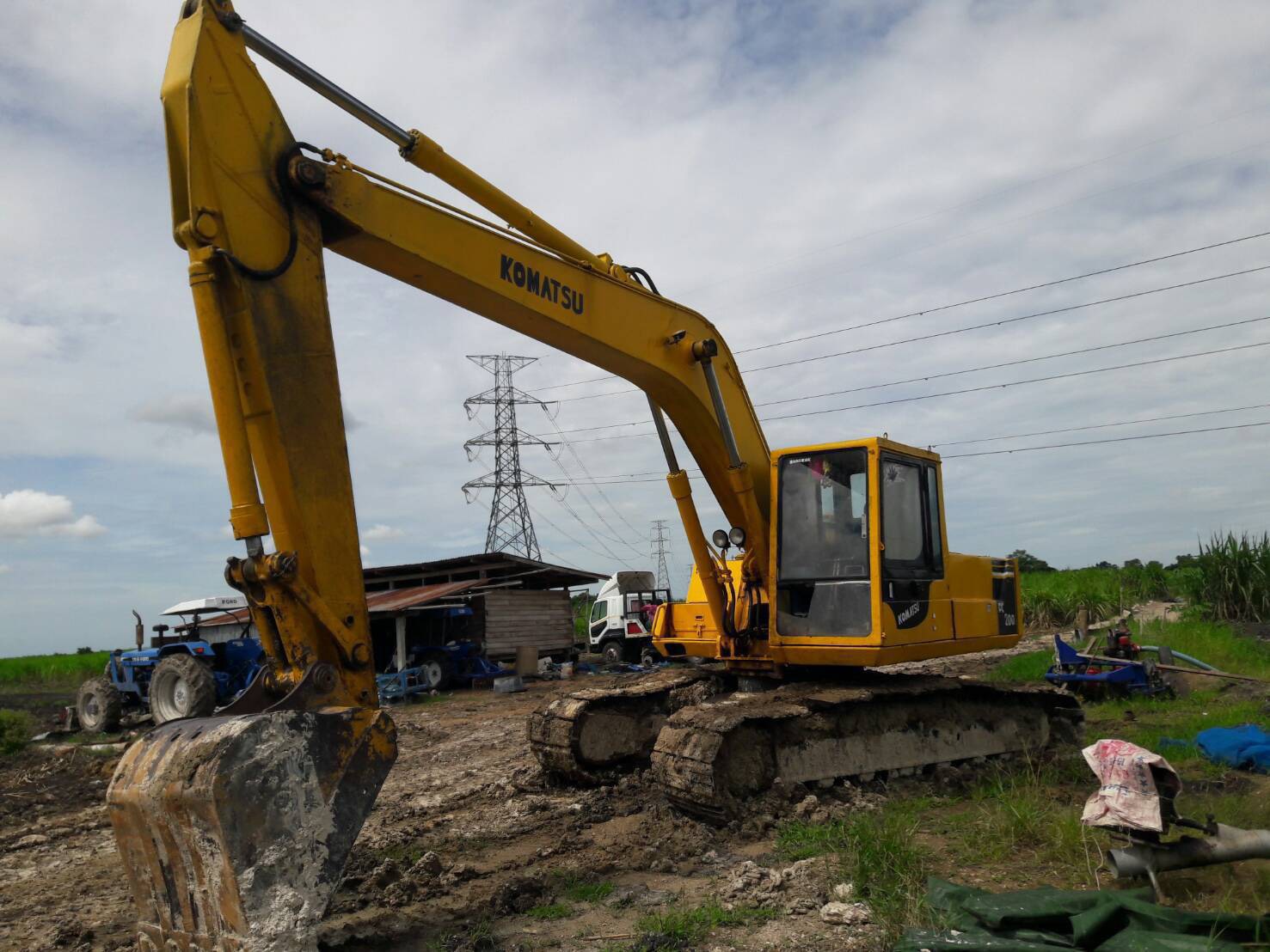 รถขุด KOMATSU PC200-3 คอนโทรลสั้น แรงขุดดี มีเล่มทะเบียน