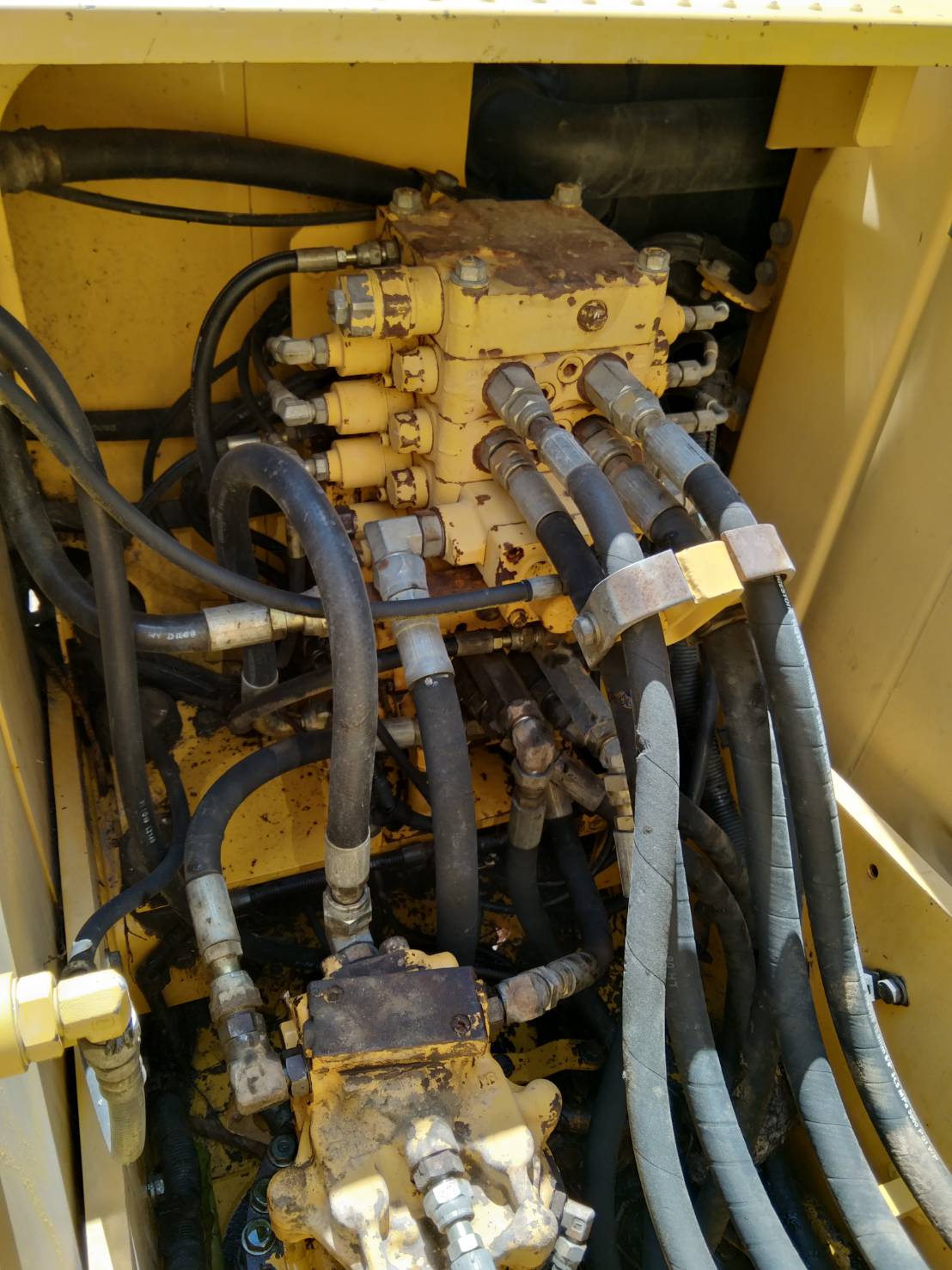 รถขุด KOMATSU PC130-8 รถสภาพสวยพร้อม มีเล่มทะเบียน รถขุด KOMATSU PC130-8 รถสภาพสวยพร้อม มีเล่มทะเบียน