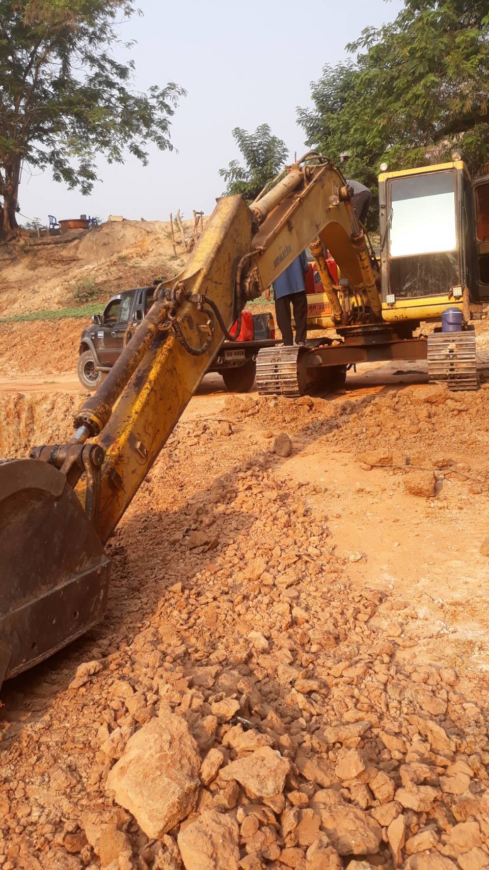 รถขุด KOMATSU PC120-6 รถสภาพพร้อมใช้งาน โซ่ใหม่ทั้ง 2 ข้าง รถมีเล่มทะเบียน