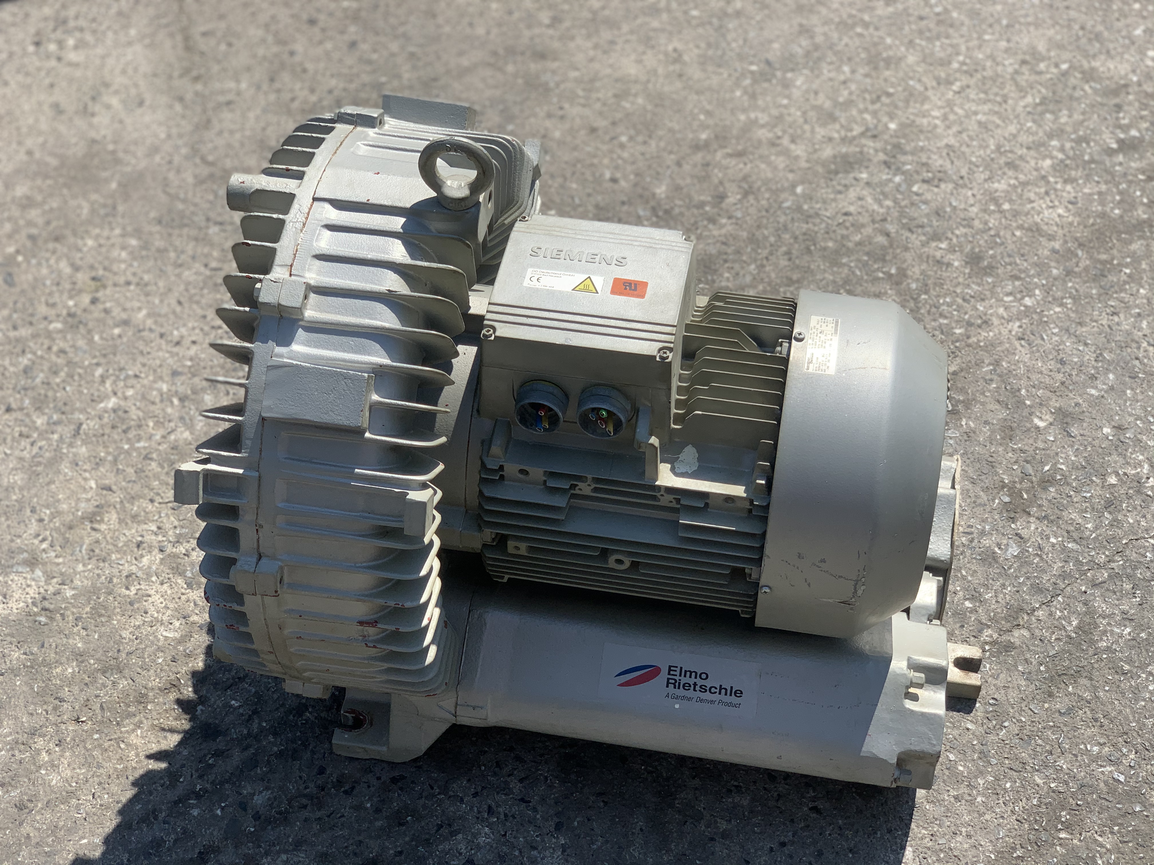 ขายริงโบวเวอร์ดูด-เป่าอากาศ Gardner Denver(Siemens) 16.HP. 380V made in Germany สภาพสวยใหม่มาก หมุนน ขายริงโบวเวอร์ดูด-เป่าอากาศ Gardner Denver(Siemens) 16.HP. 380V made in Germany สภาพสวยใหม่มาก หมุนน