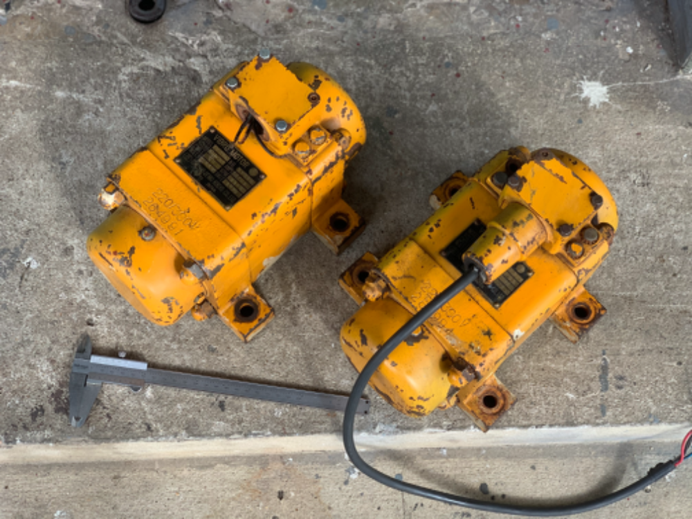 ขายมอเตอร์สั่น-เขย่า Vabration Motor 250W 380V made in Japan สภาพสวยเดิมๆ หมุนนิ่ม ตุ้มปรับความแรงได้ พร้อมใช้งาน ขายมอเตอร์สั่น-เขย่า Vabration Motor 250W 380V made in Japan สภาพสวยเดิมๆ หมุนนิ่ม ตุ้มปรับความแรงได้ พร้อมใช้งาน