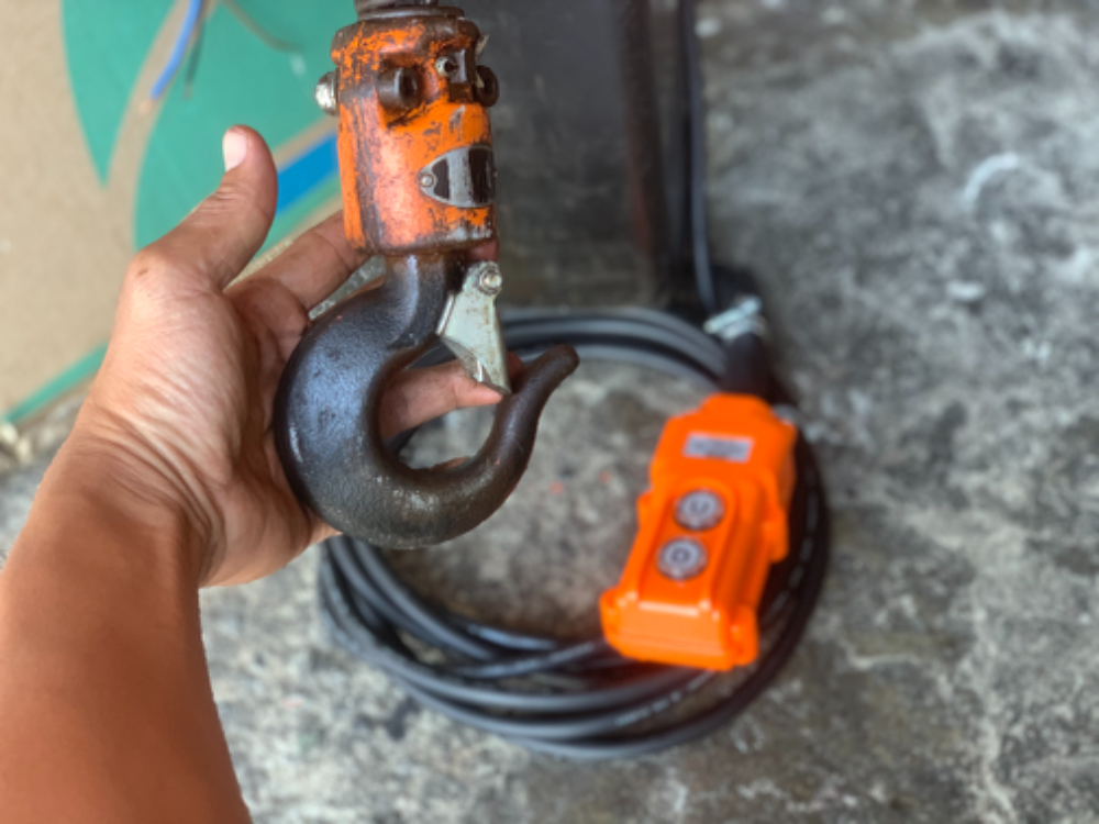 ขายรอกโซ่ไฟฟ้า Hitachi 1ton. 380V made in Japan สภาพสวยใหม่มาก แทบไม่ได้ใช้งานครับ อุปกรณ์ครบ พร้อมใช้งาน