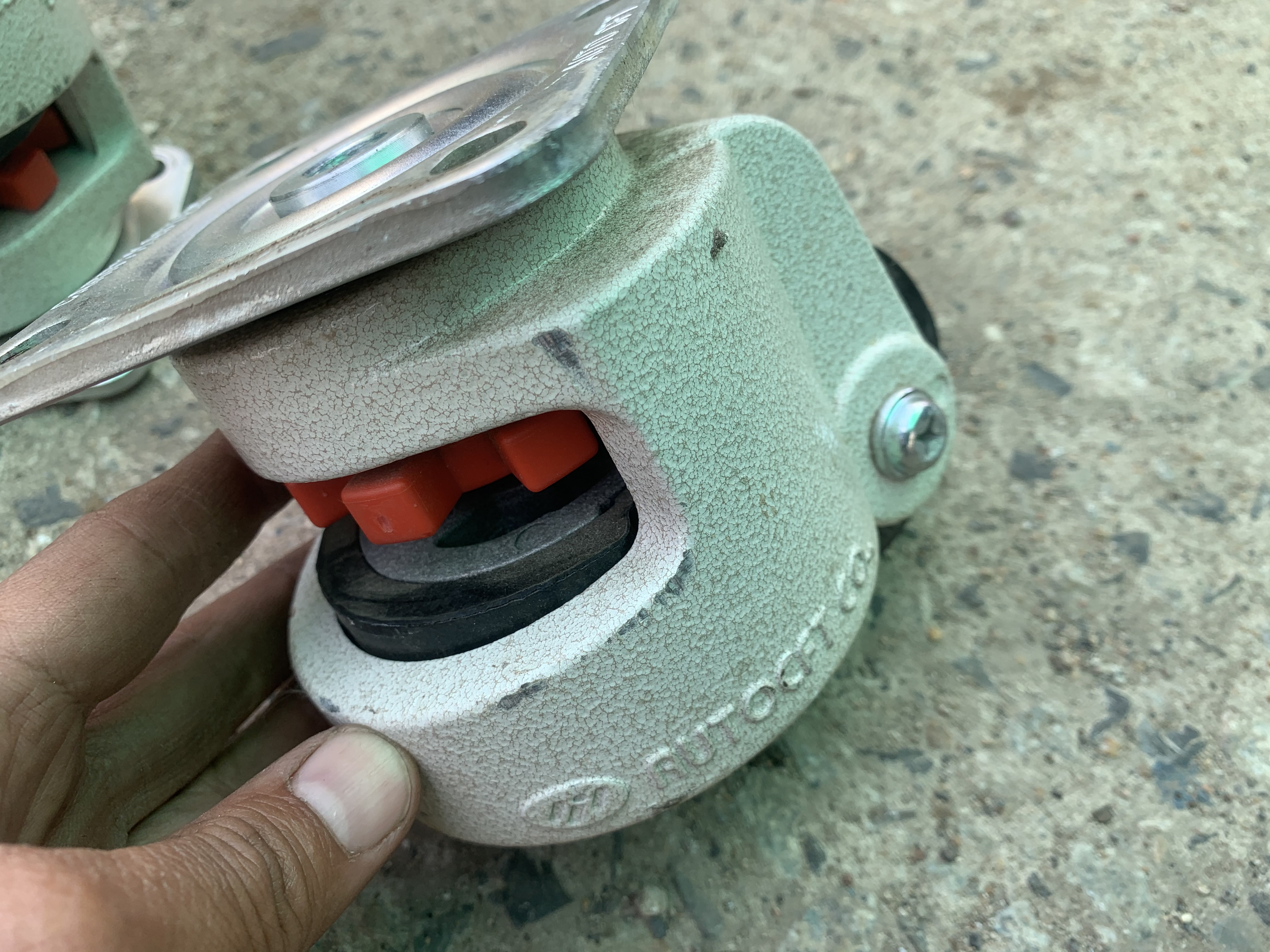 ขายล้อเลื่อนอุตสาหกรรม Carrymaster AC-1000 made in Korea หมุนปรับทิศทางได้ และมีระบบเบรคในตัว รองรับงานหนักๆได้ดี **ขายเป็นชุดนะครับ 1ชุดมี 4ล้อ**