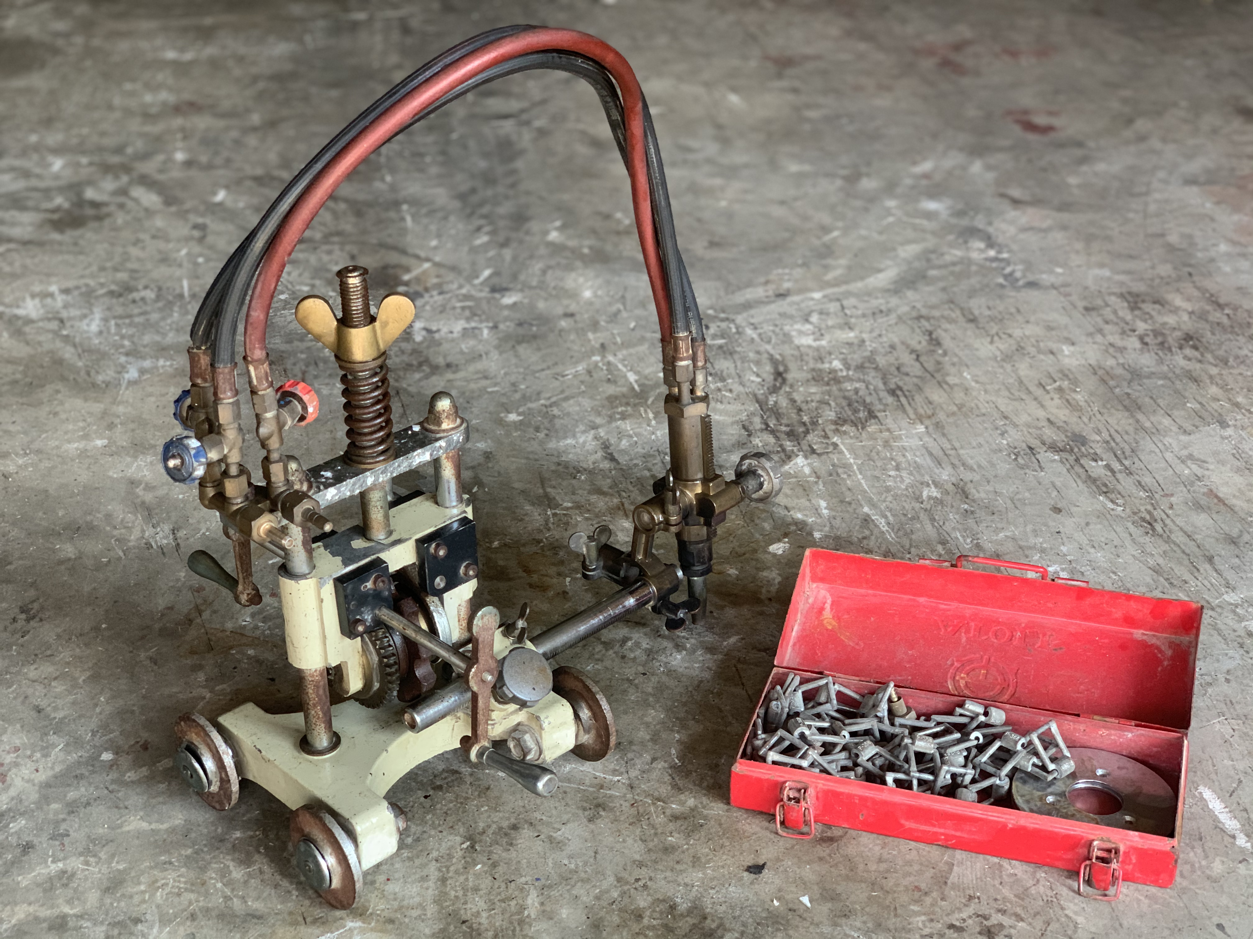 ขายเครื่องตัดท่อกลม แบบใช้แก๊ส Hand Pipe Cutter CG2 สภาพสวยเก่าเก็บ อุปกรณ์ลูกโซ่ครบ พร้อมใช้งาน ราคา 7,800 บาท