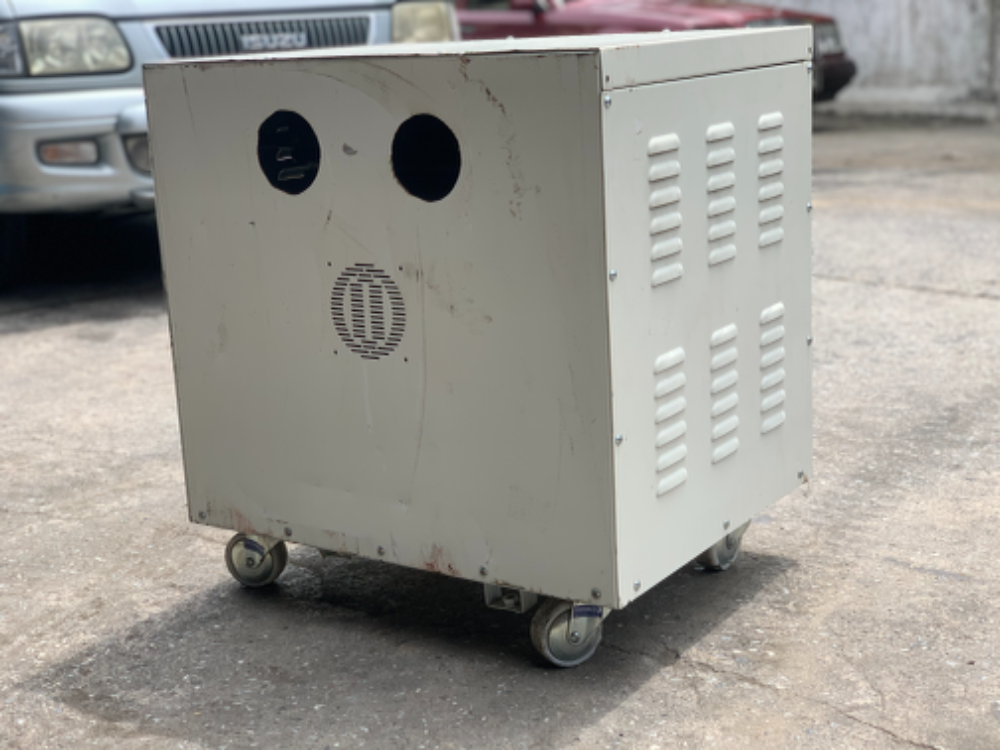 ขายหม้อแปลงไฟฟ้า Step Down คุมเครื่องจักรเก่าญี่ปุ่น 8KVA ไฟเข้า 380V ไฟออก 200V ตู้นอก ตัวใหญ่ครับ ขายหม้อแปลงไฟฟ้า Step Down คุมเครื่องจักรเก่าญี่ปุ่น 8KVA ไฟเข้า 380V ไฟออก 200V ตู้นอก ตัวใหญ่ครับ