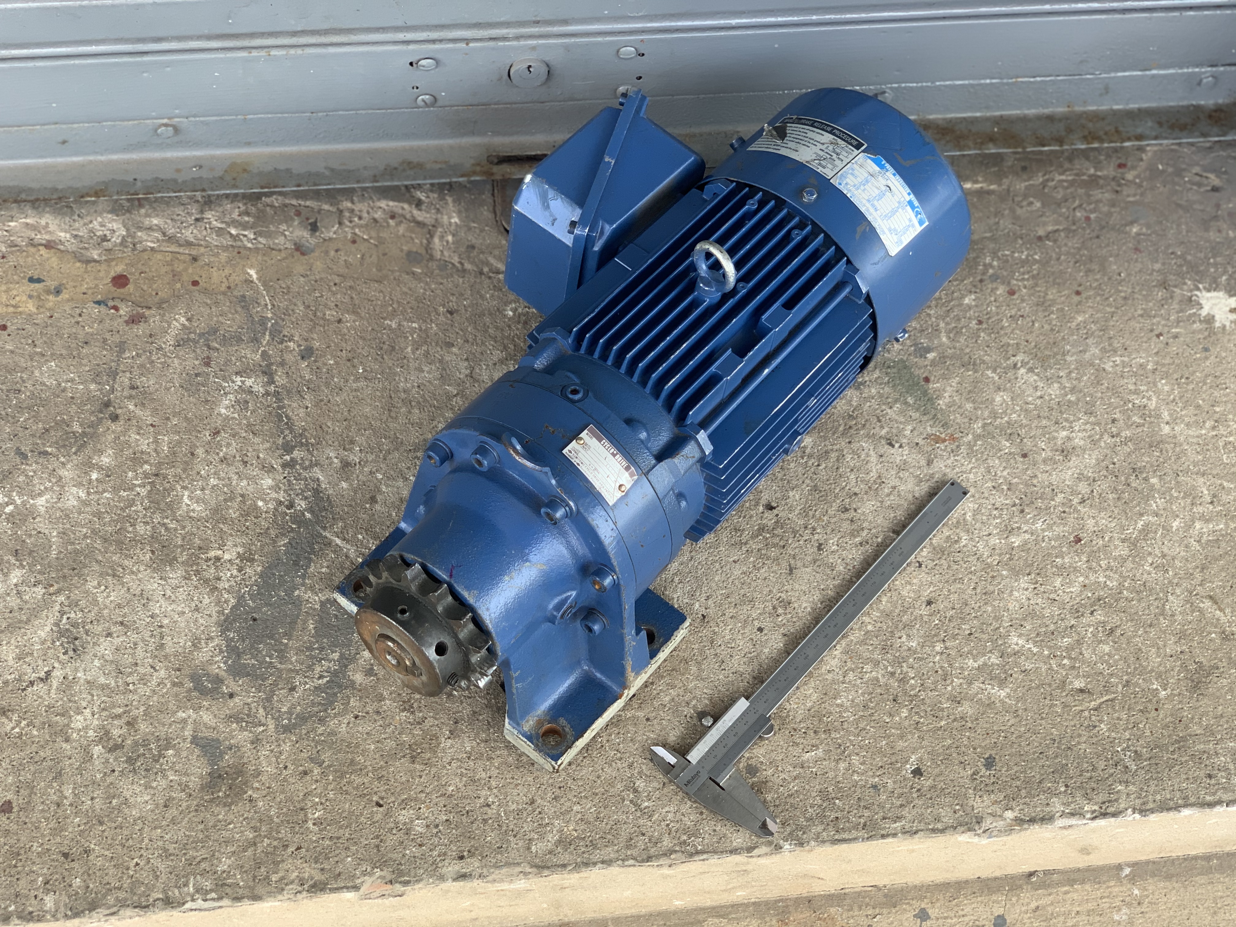 ขายมอเตอร์เกียร์ Cucrodrive Sumitomo 2HP. 380V อัตราทด 1:11 เพลาออกประมาณ 130รอบต่อนาที มีระบบเบรคในตัว สภาพสวยใหม่มาก