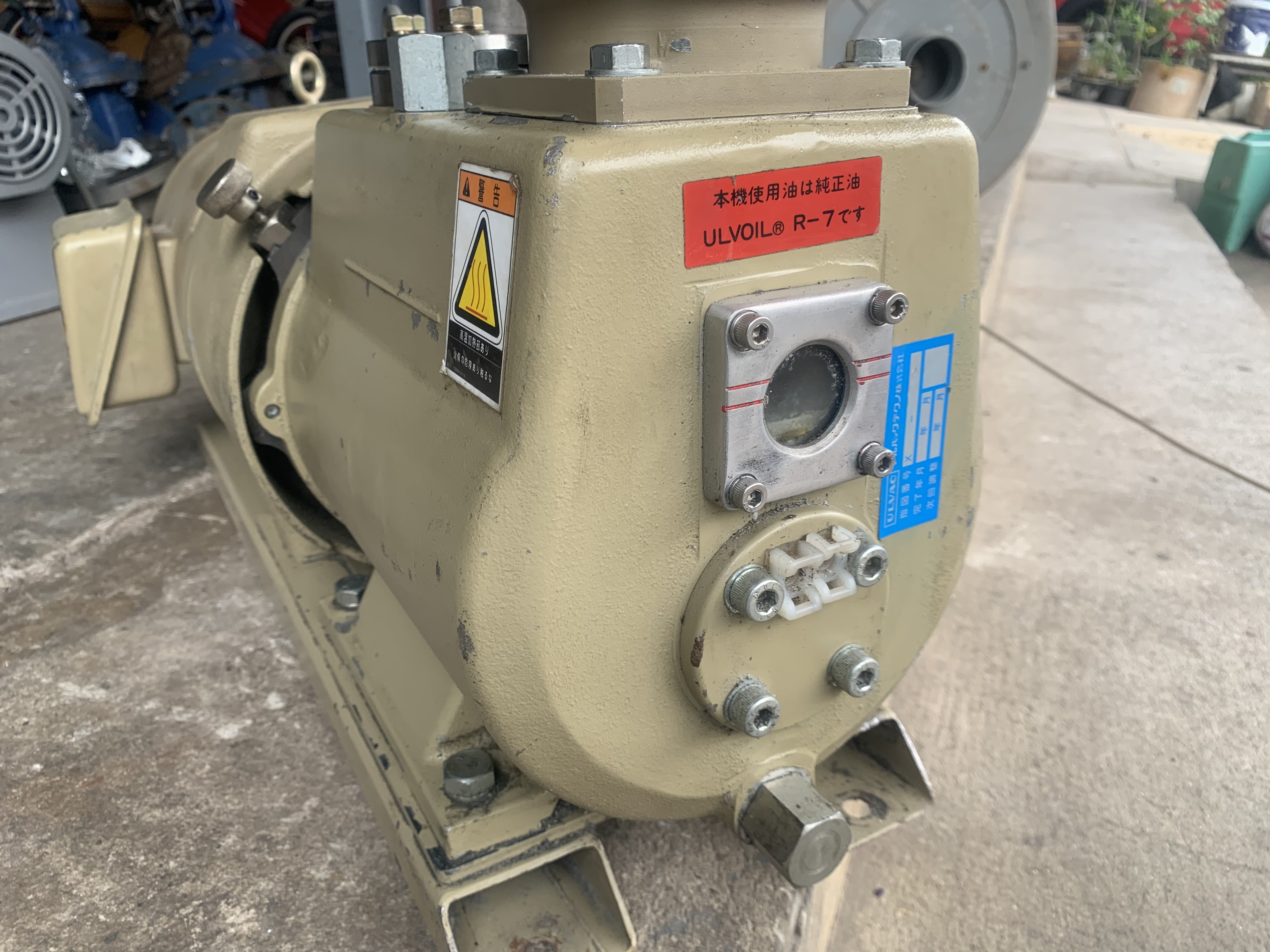 ขายปั๊มแวคคั่มสุญญากาศ ULVAC pump 1.5HP. 220V 3สาย( แปลงไฟให้ได้ครับ ) made in Japan สภาพสวยใหม่มาก หมุนนิ่ม ดูดแรง พร้อมใช้งาน ราคา 9,500 บาท ขายปั๊มแวคคั่มสุญญากาศ ULVAC pump 1.5HP. 220V 3สาย( แปลงไฟให้ได้ครับ ) made in Japan สภาพสวยใหม่มาก หมุนนิ่ม ดูดแรง พร้อมใช้งาน ราคา 9,500 บาท