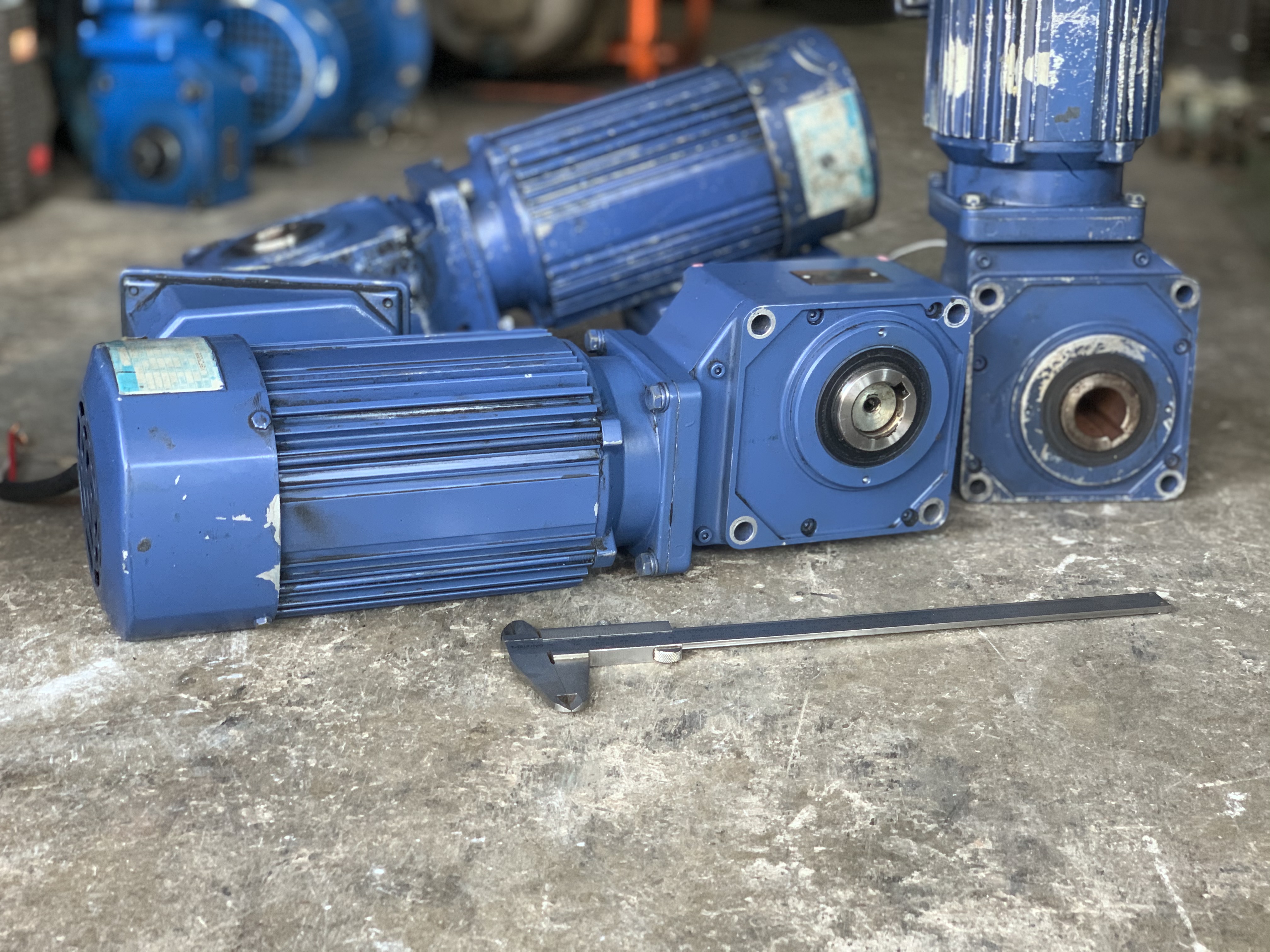 ขายมอเตอร์เกียร์ Hyponicdrive Sumitomo 0.5HP. 380V อัตราทด 1:30 เพลาออกประมาณ 48รอบต่อนาที มีระบบเบรคในตัว สภาพสวยใหม่ หมุนนิ่ม พร้อมใช้งาน มี 3ตัวครับ ราคาตัวละ 2,800 บาท ขายมอเตอร์เกียร์ Hyponicdrive Sumitomo 0.5HP. 380V อัตราทด 1:30 เพลาออกประมาณ 48รอบต่อนาที มีระบบเบรคในตัว สภาพสวยใหม่ หมุนนิ่ม พร้อมใช้งาน มี 3ตัวครับ ราคาตัวละ 2,800 บาท