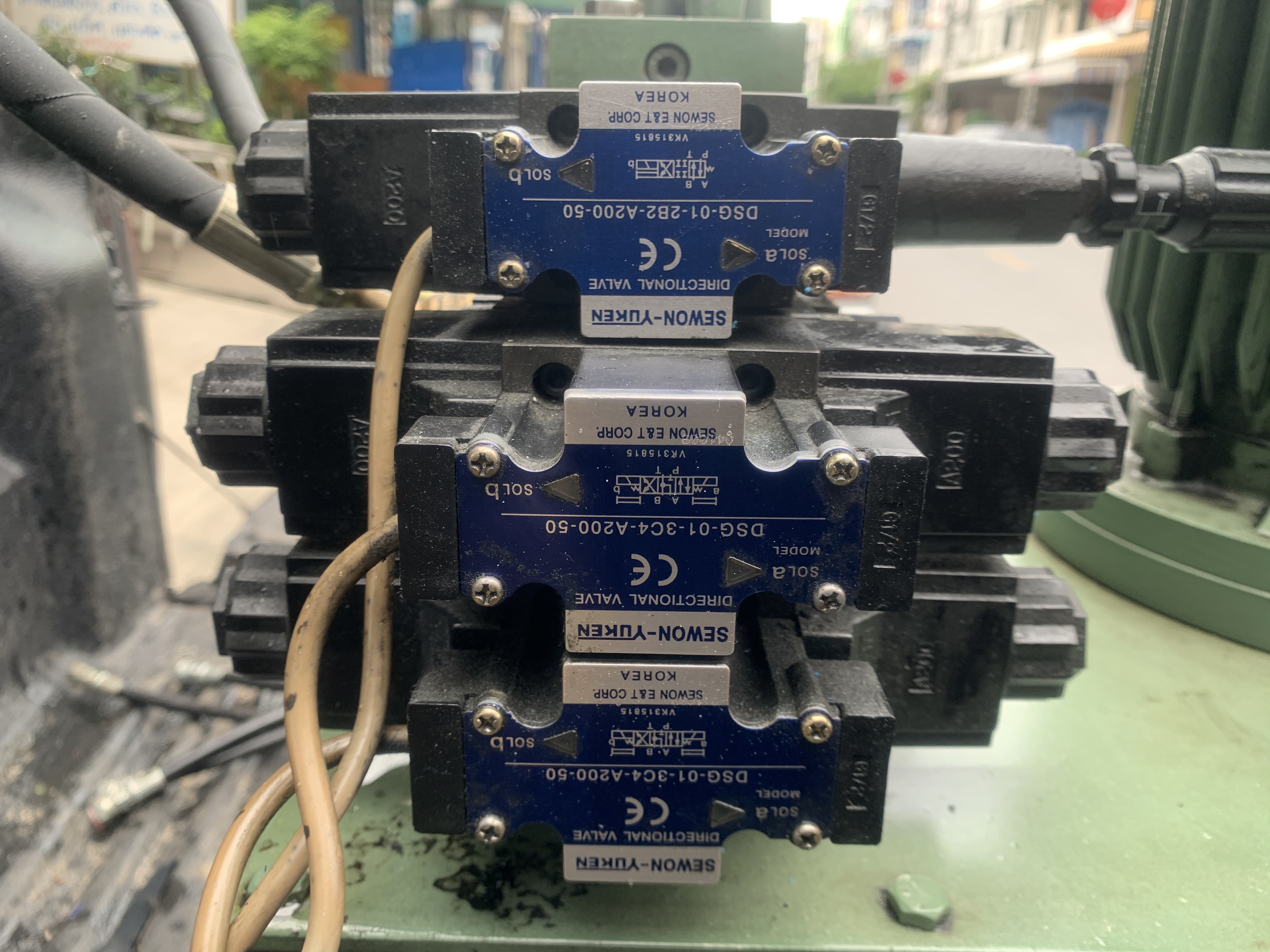 ขายชุดปั๊มน้ำมันไฮโดรลิค ขนาด 3HP. 380V มอเตอร์ Mitsubishi พร้อมชุดวาล์วคอนโทรล Yuken 220Vac 3ชุด พร้อมตัวปรับแรงดัน อุปกรณ์ครบ มีสายไฮโดรลิคติดมาด้วย 3เส้นครับ สภาพสวยใหม่มาก พร้อมใช้งาน ราคา 12,500 บาท