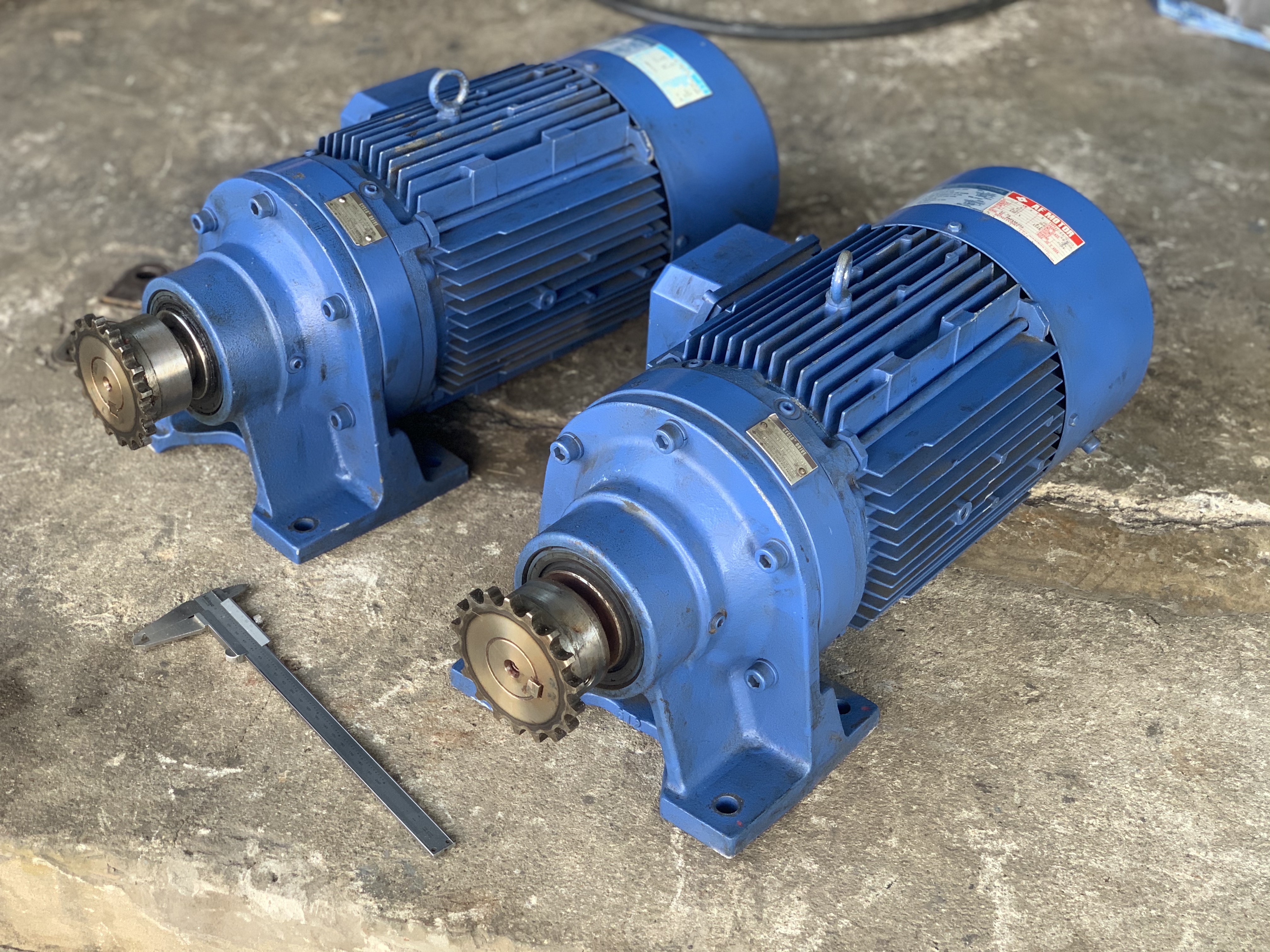 ขายมอเตอร์เกียร์ Cycro drive Sumitomo 3HP. 380V อัตราทด 1:25 เพลาออกประมาณ 58รอบต่อนาที รุ่นมีระบบเบรคในตัว สภาพสวยใหม่มาก หมุนนิ่ม พร้อมใช้งาน มี 2ตัวครับ