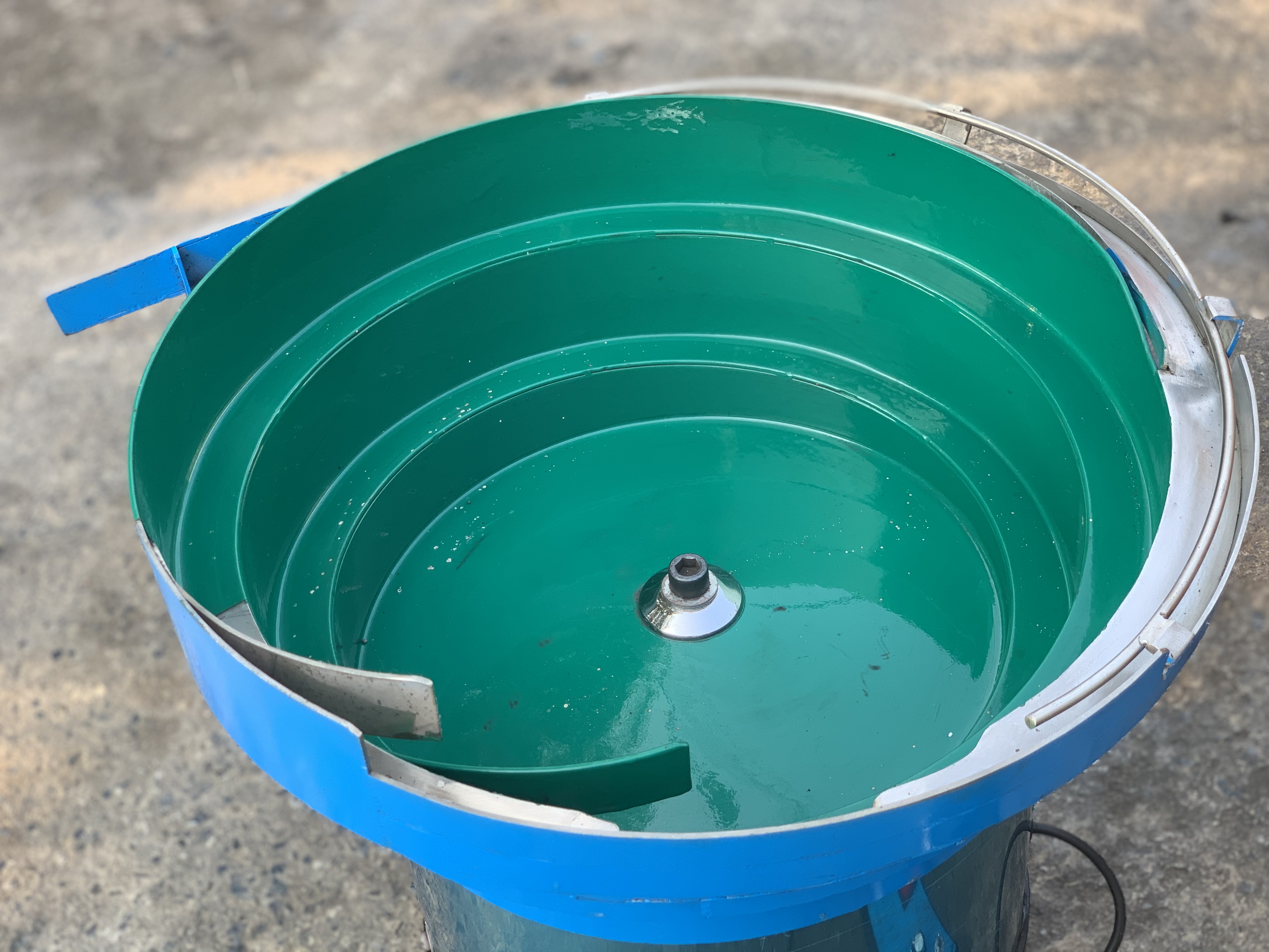 ขายถังสั่นลำเลียง Vibratory Bowl feeder ขนาด 60Cm. 220V ไฟบ้าน พร้อมชุดปรับความแรง สภาพสวยใหม่มาก พร้อมใช้งาน