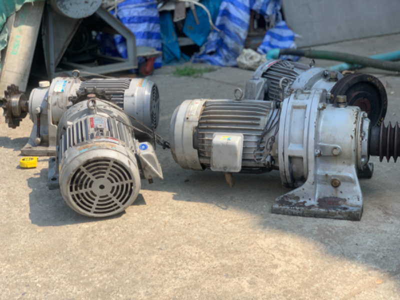 ขายมอเตอร์เกียร์ Cycrodrive Mitsubishi 5HP. 380V   อัตราทด 1:43 เพลาออกประมาณ 34 รอบต่อนาที   สภาพสวยใหม่มาก หมุนนิ่ม แรงบิดเยอะ พร้อมใช้งาน มี 4ตัวครับ ราคาตัวละ 11,500 บาท