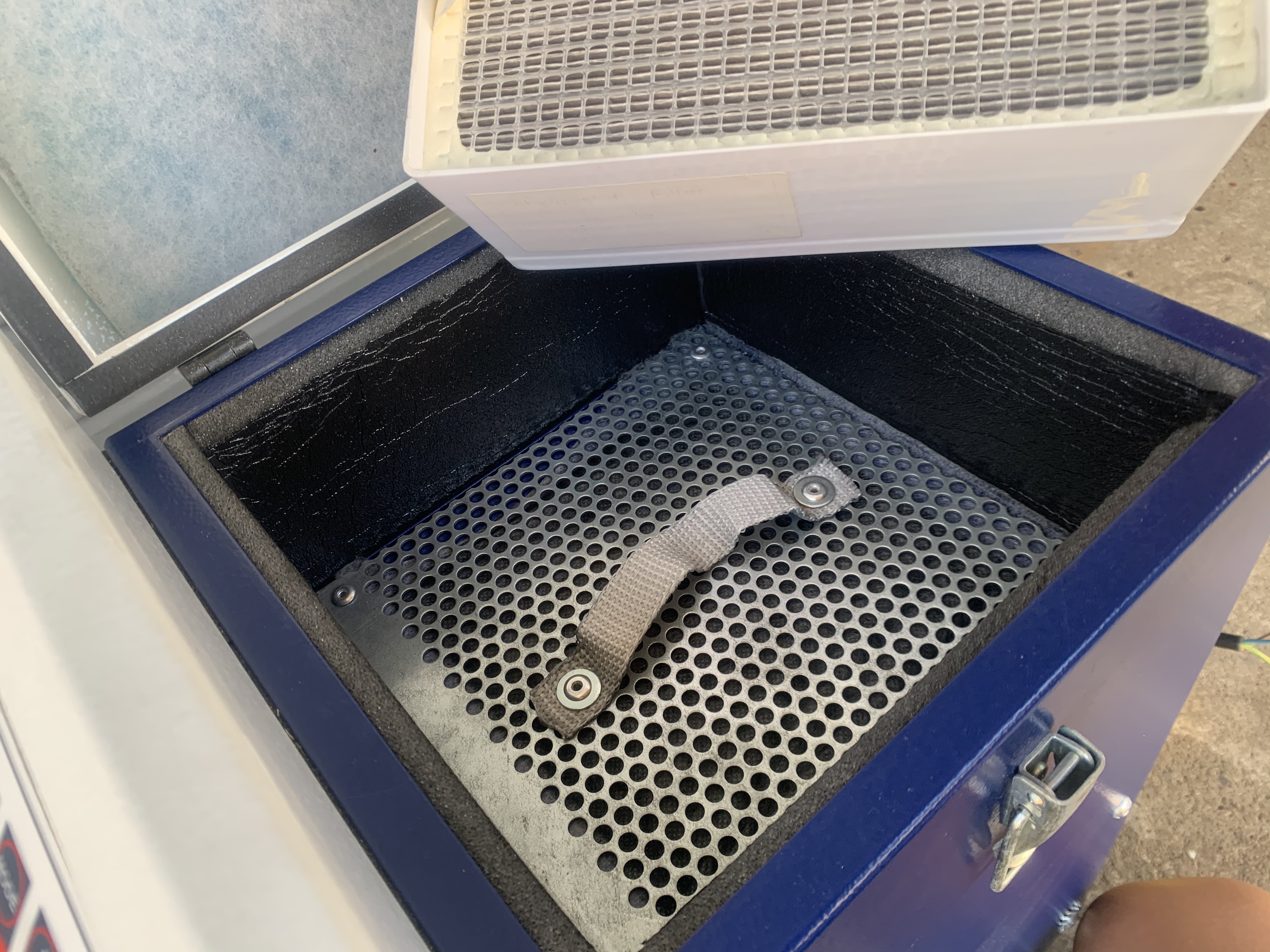 ขายตู้เครื่องกรองอากาศ ระบบฟีลเตอร์ 2ชั้น KLEPP KLF202 ระบบไฟ 220V ไฟบ้าน made in Germany ปรับระบบเเรงดูดได้ครับ ใช้ในงานกรองอากาศ ฝุ่นขนาดอนุภาคเล็กและสารจากแก๊สและงานเคมีต่างๆ สภาพสวย พร้อมใช้งาน