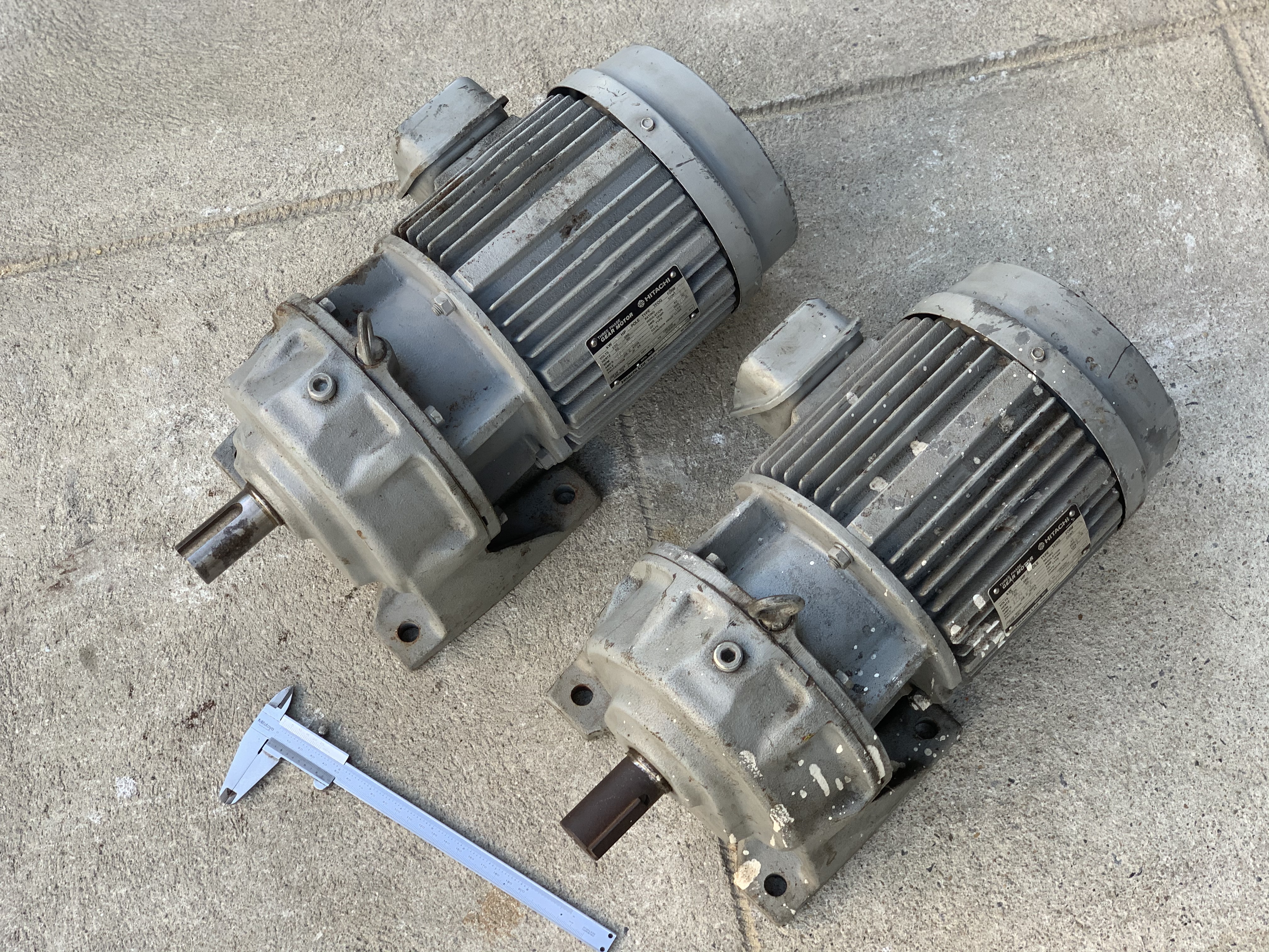 ขายมอเตอร์เกียร์ Hitachi 2HP. 220/380V made in Japan อัตราทด 1:14.5 เพลาออกประมาณ 100รอบต่อนาที *** ของใหม่เก่าเก็บไม่เคยใช้งาน *** เพลาใหญ่แรงบิดเยอะ สภาพสวย หมุนนิ่ม พร้อมใช้งาน มี 2ตัวครับ ขายมอเตอร์เกียร์ Hitachi 2HP. 220/380V made in Japan อัตราทด 1:14.5 เพลาออกประมาณ 100รอบต่อนาที *** ของใหม่เก่าเก็บไม่เคยใช้งาน *** เพลาใหญ่แรงบิดเยอะ สภาพสวย หมุนนิ่ม พร้อมใช้งาน มี 2ตัวครับ