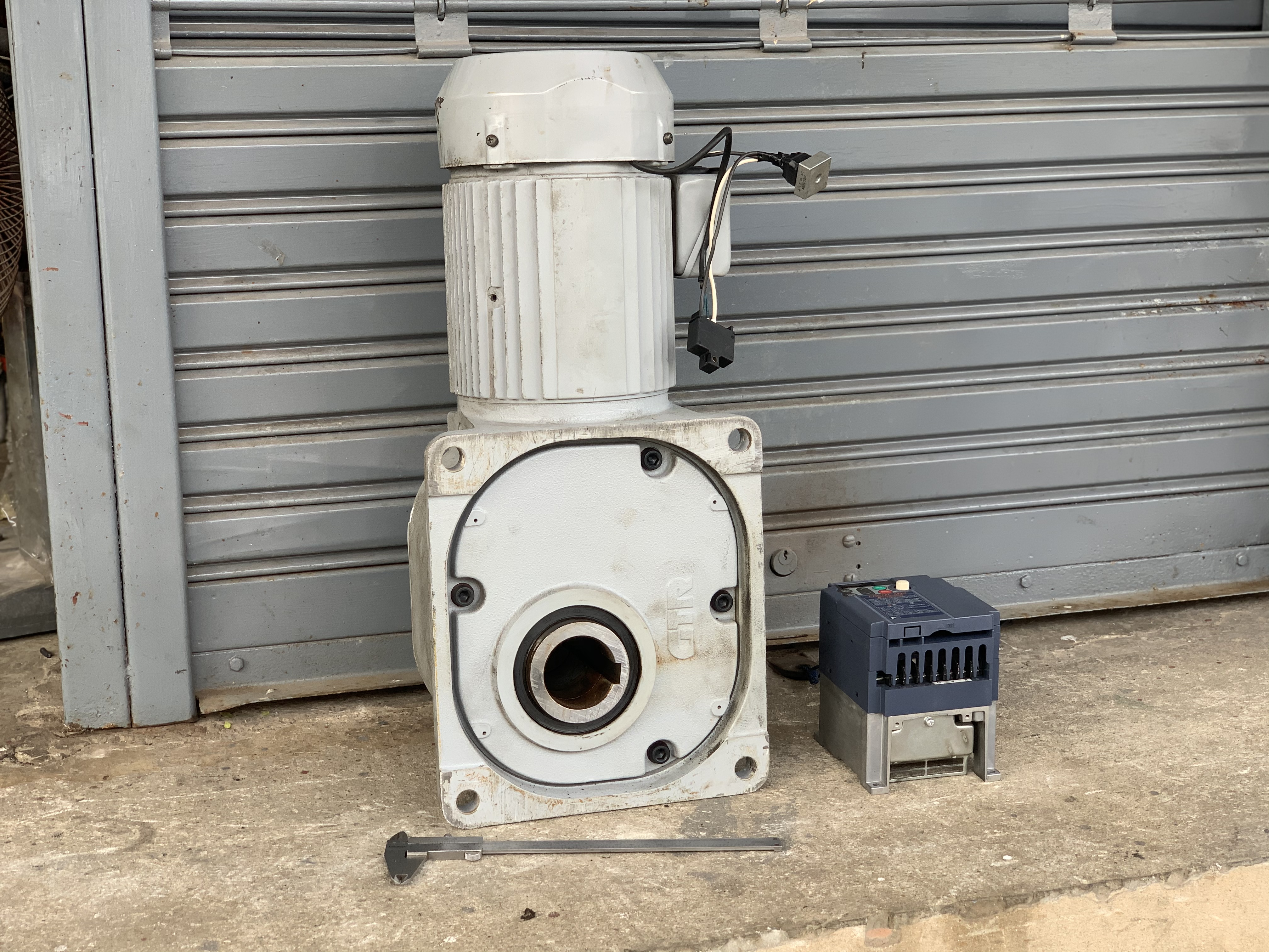 ขายมอเตอร์เกียร์แบบเพลาสวม GTR 2HP. 220V 3สาย อัตราทด 1:10 เพลาออกประมาณ 145 รอบต่อนาที มีระบบเบรคในตัว   มาพร้อมอินเวอร์เตอร์ Fuji ใช้ไฟบ้าน 220V และปรับรอบได้ made in Japan สภาพสวยใหม่มาก ตัวใหญ่ หมุนนิ่ม แรงบิดเยอะ พร้อมใช้งาน ราคา 7,800 บาท