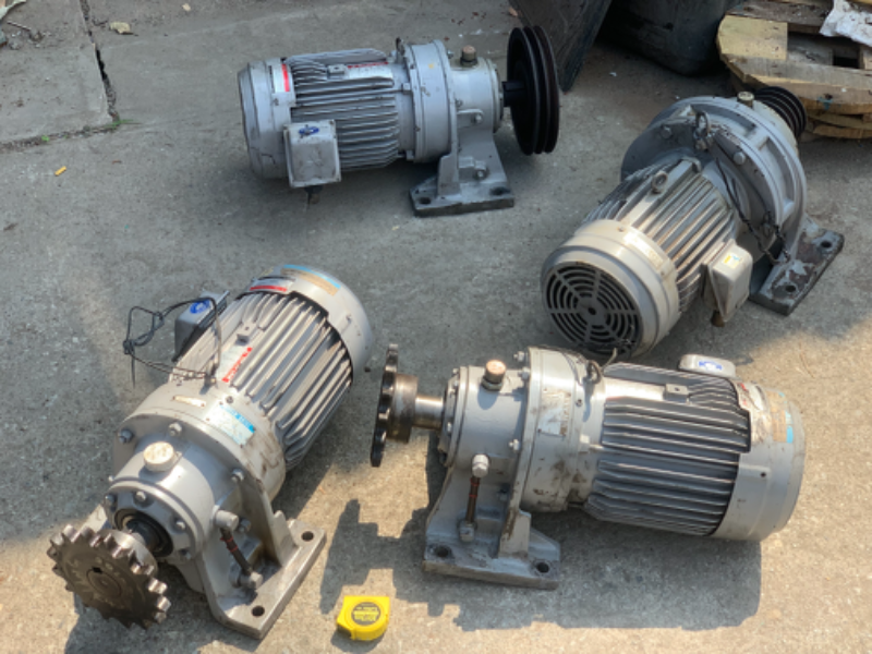 ขายมอเตอร์เกียร์ Cycrodrive Mitsubishi 5HP. 380V   อัตราทด 1:43 เพลาออกประมาณ 34 รอบต่อนาที   สภาพสวยใหม่มาก หมุนนิ่ม แรงบิดเยอะ พร้อมใช้งาน มี 4ตัวครับ ราคาตัวละ 11,500 บาท
