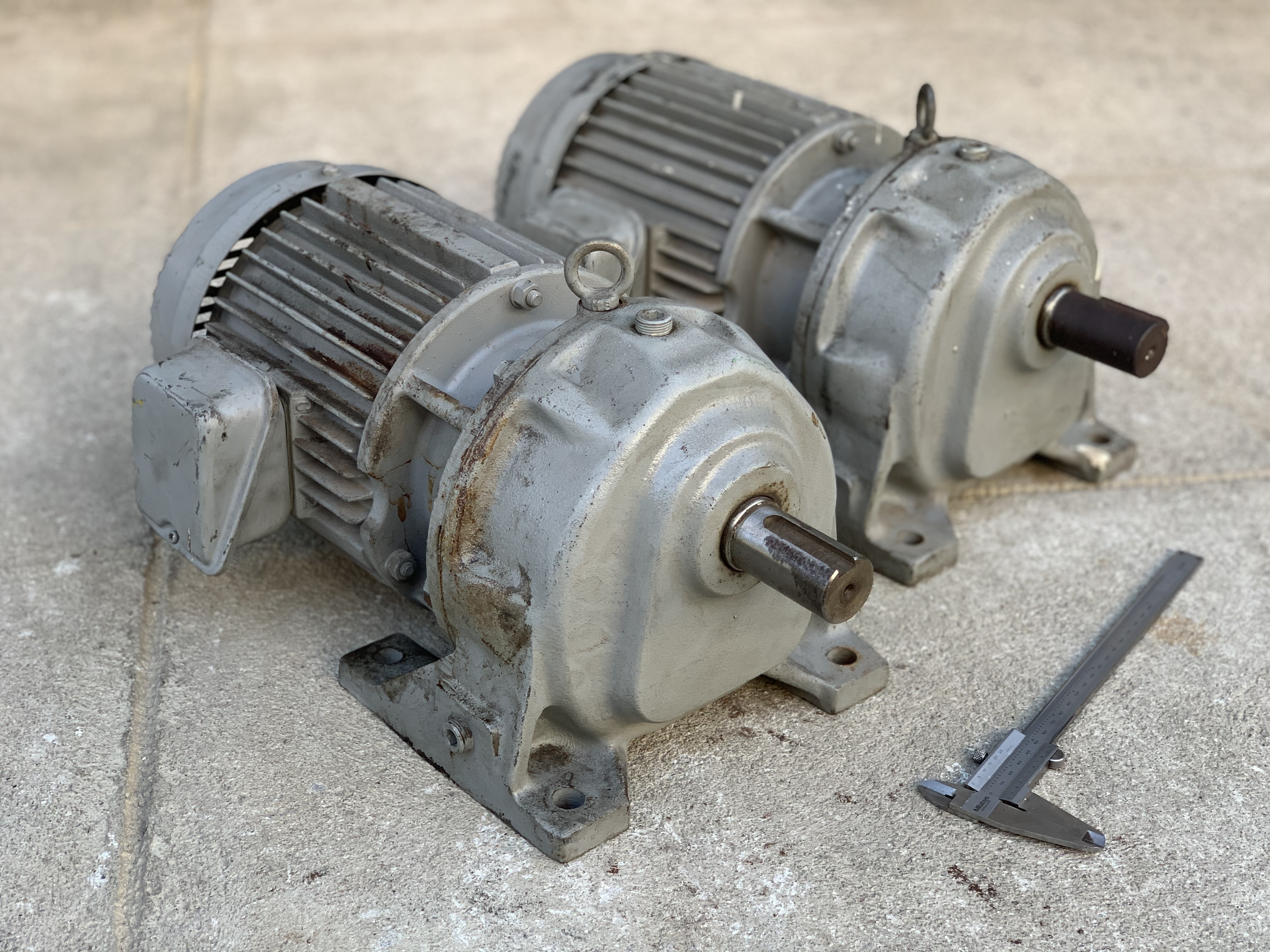 ขายมอเตอร์เกียร์ Hitachi 2HP. 220/380V made in Japan อัตราทด 1:14.5 เพลาออกประมาณ 100รอบต่อนาที *** ของใหม่เก่าเก็บไม่เคยใช้งาน *** เพลาใหญ่แรงบิดเยอะ สภาพสวย หมุนนิ่ม พร้อมใช้งาน มี 2ตัวครับ ขายมอเตอร์เกียร์ Hitachi 2HP. 220/380V made in Japan อัตราทด 1:14.5 เพลาออกประมาณ 100รอบต่อนาที *** ของใหม่เก่าเก็บไม่เคยใช้งาน *** เพลาใหญ่แรงบิดเยอะ สภาพสวย หมุนนิ่ม พร้อมใช้งาน มี 2ตัวครับ