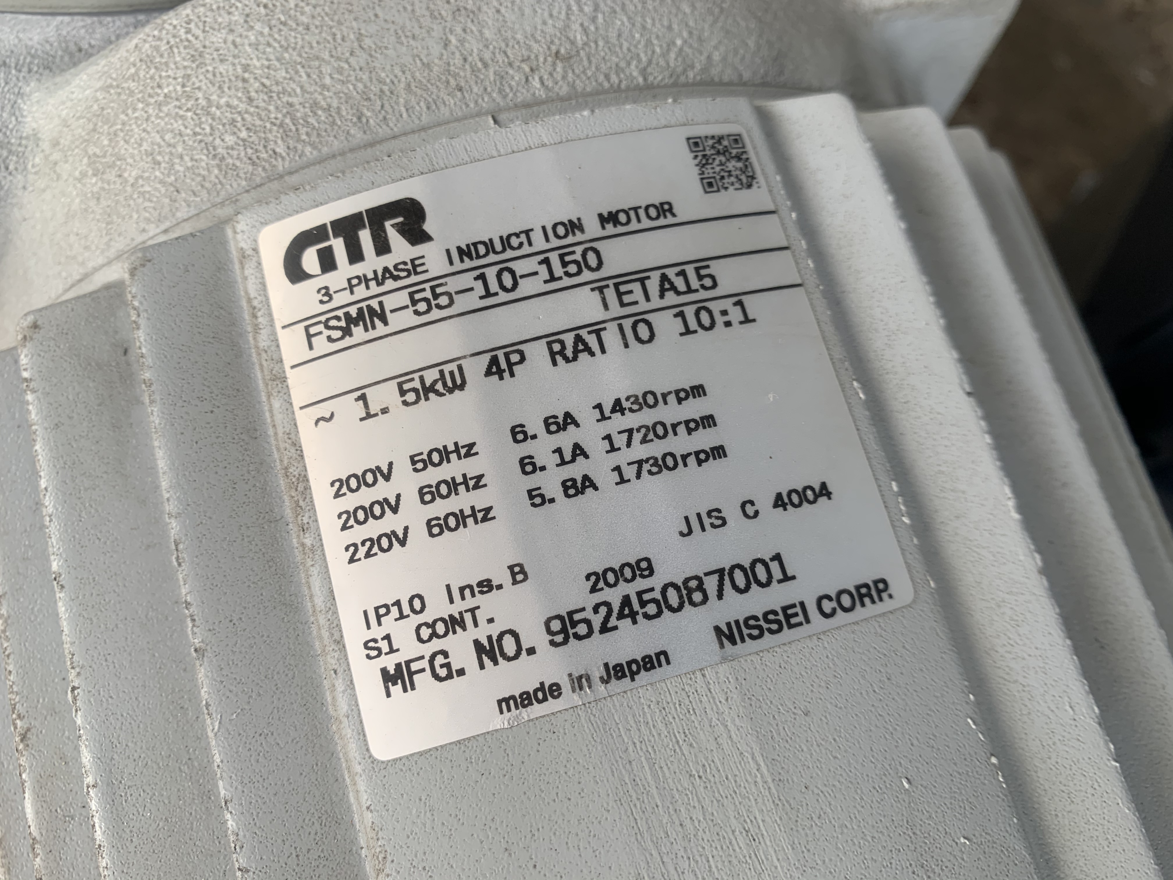 ขายมอเตอร์เกียร์แบบเพลาสวม GTR 2HP. 220V 3สาย อัตราทด 1:10 เพลาออกประมาณ 145 รอบต่อนาที มีระบบเบรคในตัว   มาพร้อมอินเวอร์เตอร์ Fuji ใช้ไฟบ้าน 220V และปรับรอบได้ made in Japan สภาพสวยใหม่มาก ตัวใหญ่ หมุนนิ่ม แรงบิดเยอะ พร้อมใช้งาน ราคา 7,800 บาท