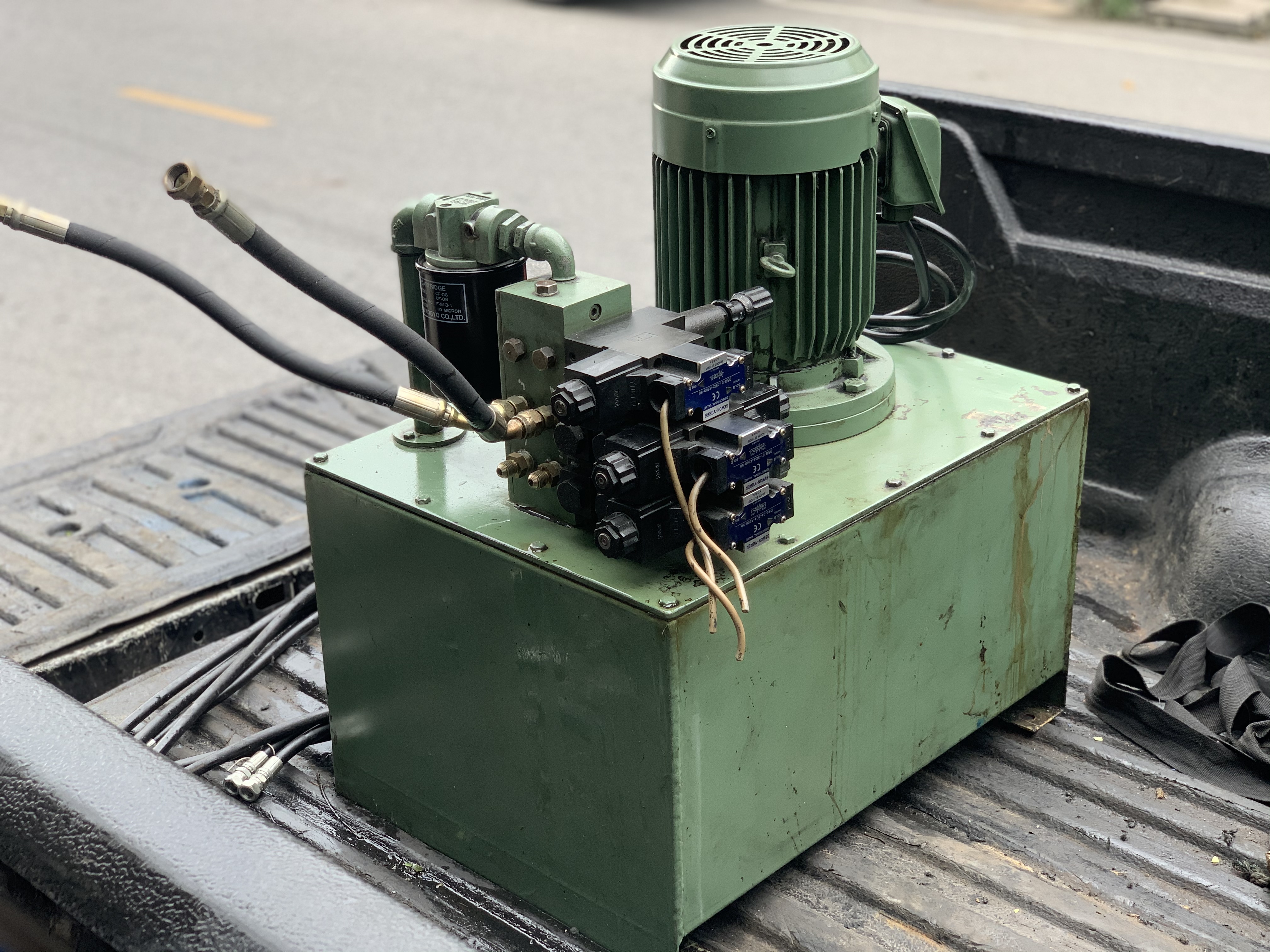 ขายชุดปั๊มน้ำมันไฮโดรลิค ขนาด 3HP. 380V มอเตอร์ Mitsubishi พร้อมชุดวาล์วคอนโทรล Yuken 220Vac 3ชุด พร้อมตัวปรับแรงดัน อุปกรณ์ครบ มีสายไฮโดรลิคติดมาด้วย 3เส้นครับ สภาพสวยใหม่มาก พร้อมใช้งาน ราคา 12,500 บาท