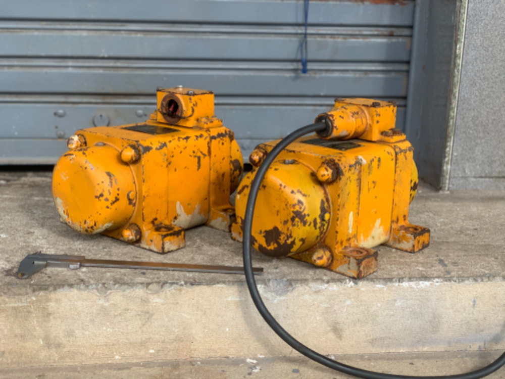 ขายมอเตอร์สั่น-เขย่า Vabration Motor 250W 380V made in Japan สภาพสวยเดิมๆ หมุนนิ่ม ตุ้มปรับความแรงได้ พร้อมใช้งาน