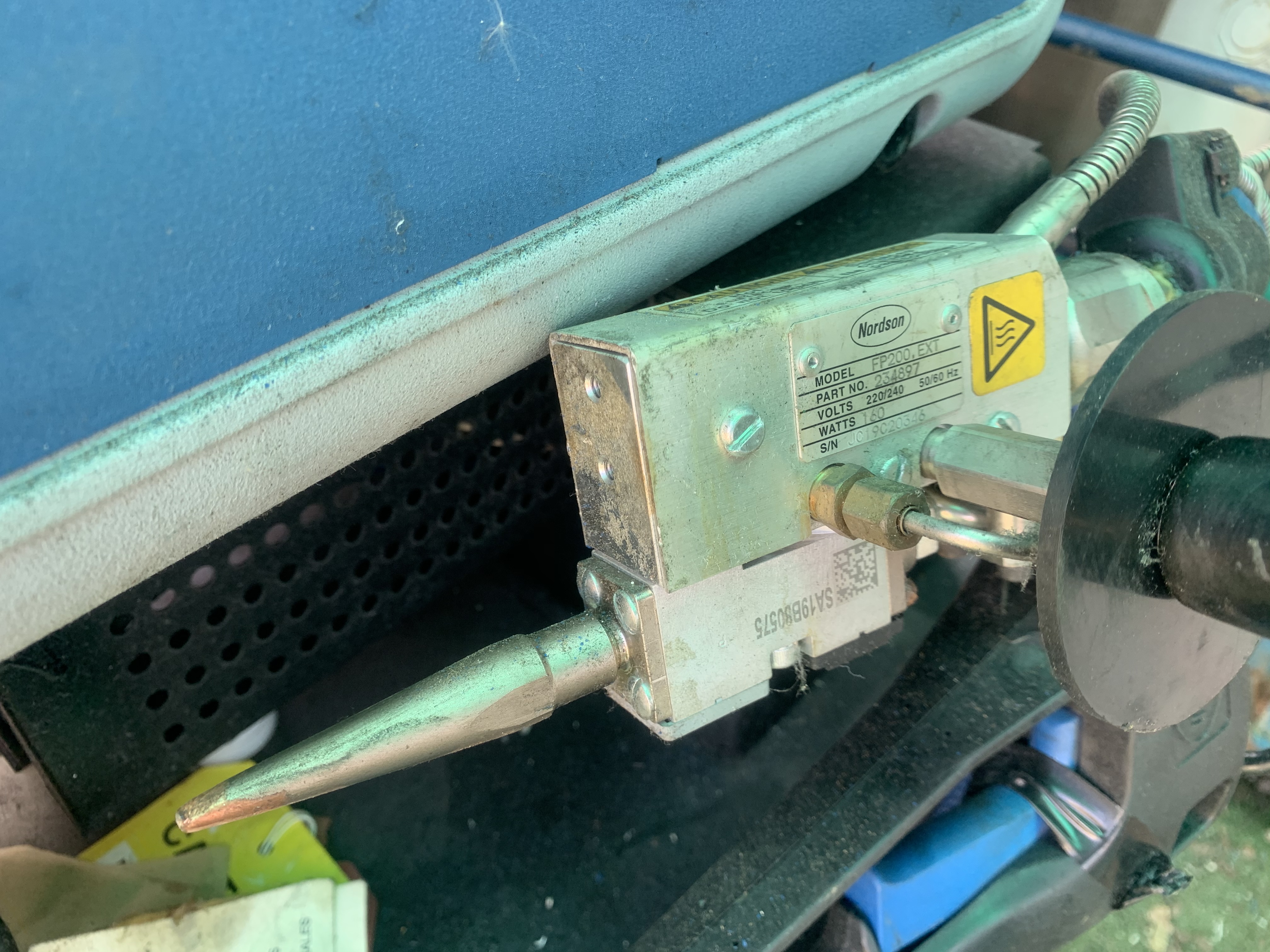 เครื่องฉีดกาวร้อน Nordson Altablue10TT 220V ไฟบ้าน  สภาพสวยใหม่มาก มาพร้อมโต๊ะเคลื่อนย้าย พร้อมใช้งาน