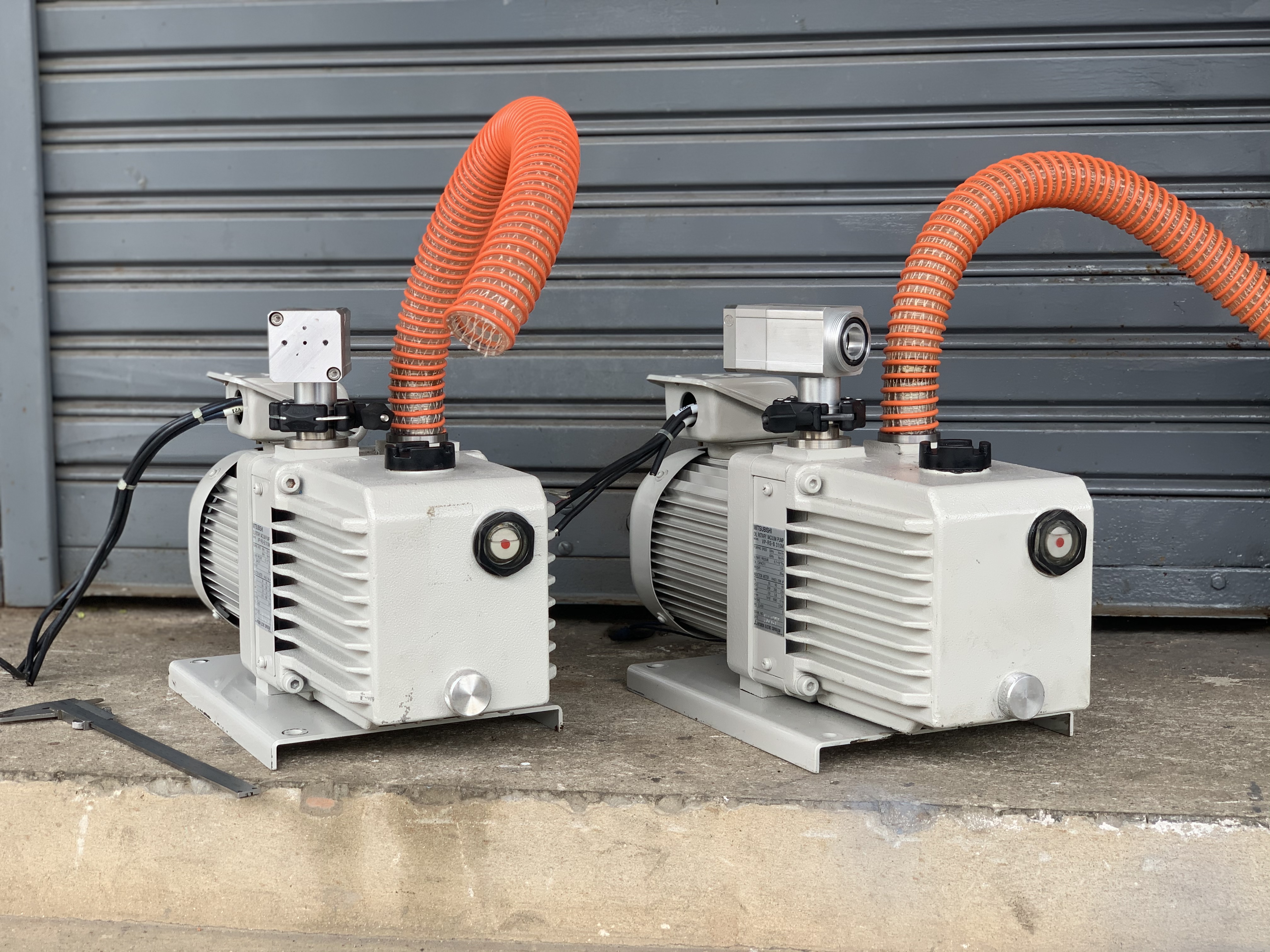 ขายปั๊มแวคคั่มสุญญากาศ Mitsubishi Oil rotary Vacuum pump 1HP. 220V 3สาย made in Japan สภาพสวยใหม่มาก หมุนนิ่ม ดูดแรง ใช้งานมาไม่กี่ชั่วโมงครับ พร้อมใช้งาน มีมา 7ตัวครับ