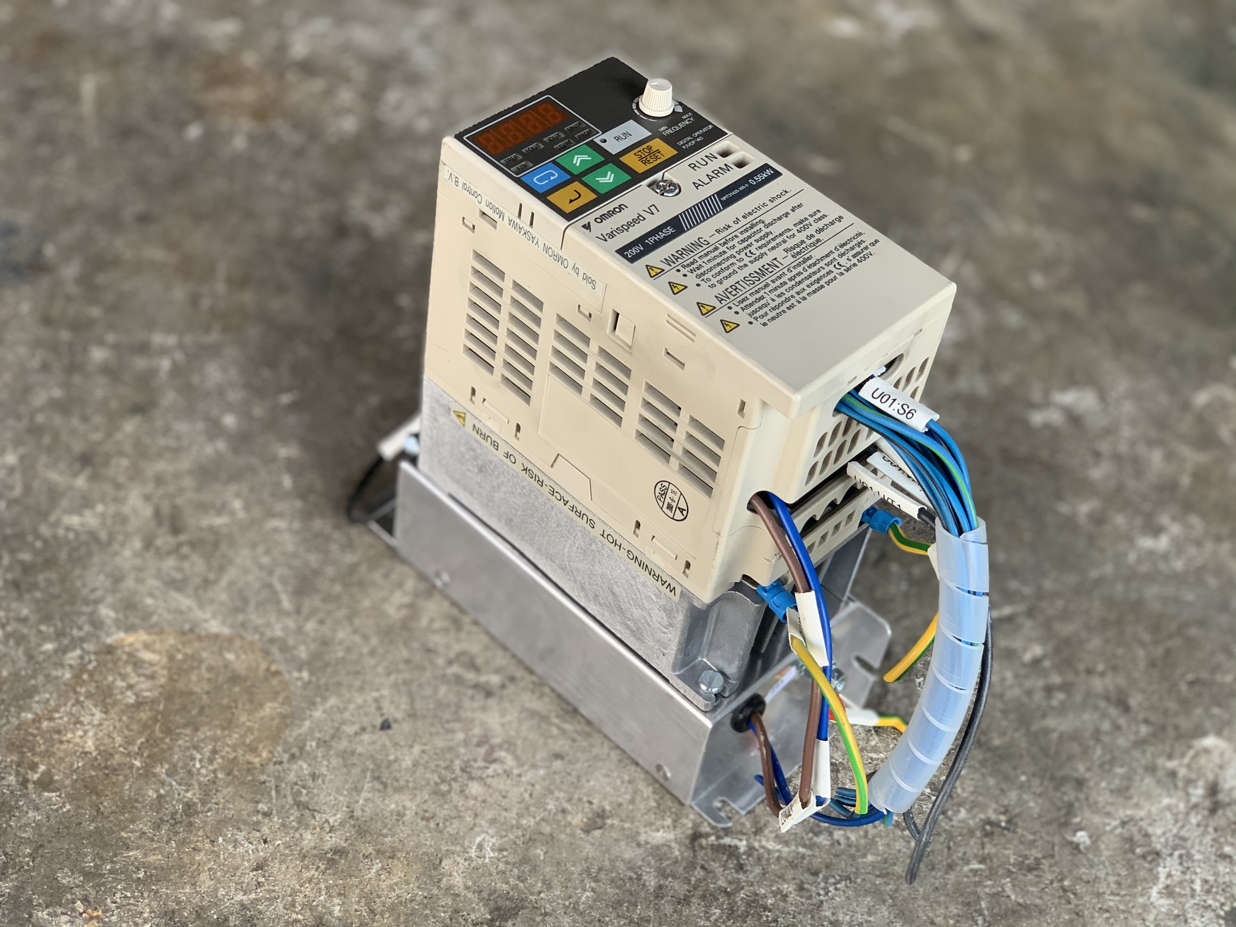 ขายอินเวอร์เตอร์ปรับรอบมอเตอร์ Inverter Omron by Yaskawa 0.55Kw. 220V ไฟบ้าน แปลงจากมอเตอร์ไฟ 3เฟส มาใช้กับไฟบ้านได้ครับ สภาพสวยใหม่มาก ของตัดตู้ พร้อมใช้งาน