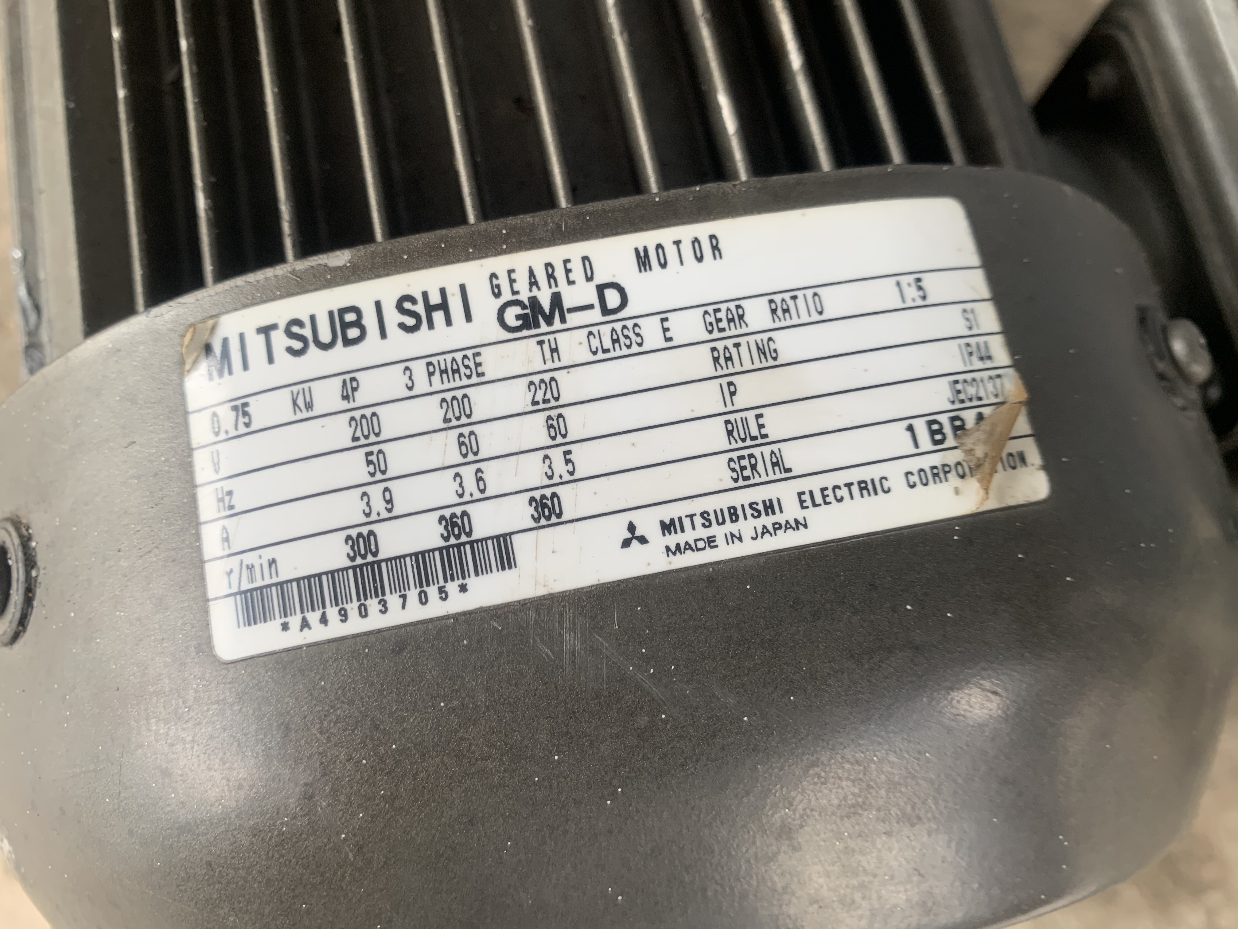 ขายมอเตอร์เกียร์ Mitsubishi 1HP. 220V 3สาย อัตราทด 1:5 เพลาออกประมาณ 290 รอบต่อนาที มาพร้อมอินเวอร์เตอร์ ใช้ไฟบ้าน 220V และปรับรอบได้ made innJapan สภาพสวยใหม่มาก หมุนนิ่ม แรงบิดเยอะ พร้อมใช้งาน