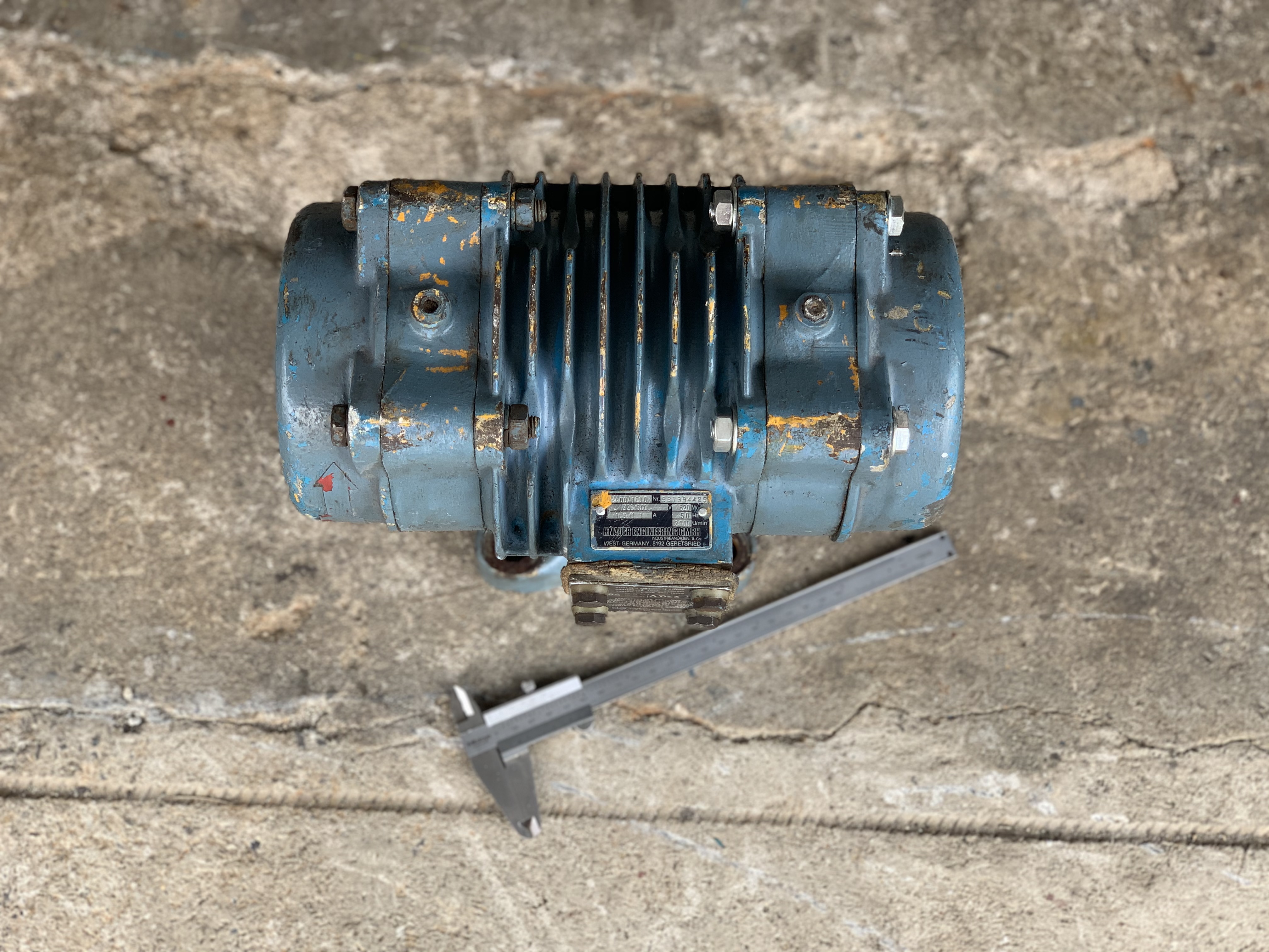 ขายมอเตอร์สั่น-เขย่า Knauer engineering 520W 2800rpm. 220/380V 3สาย made in Germany ตุ้มปรับความแรงได้ รุ่นปรับตำแหน่งขายึดได้ สั่นแรง หมุนนิ่ม พร้อมใช้งาน