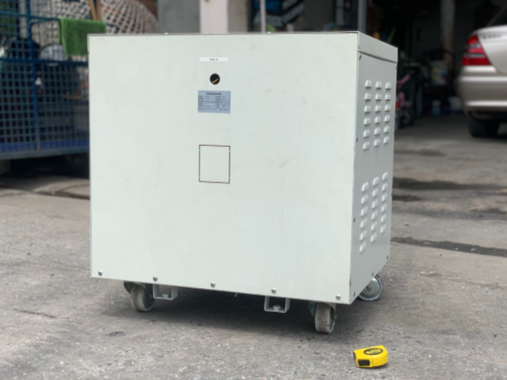 ขายหม้อแปลงไฟฟ้า Step Down คุมเครื่องจักรเก่าญี่ปุ่น 8KVA ไฟเข้า 380V ไฟออก 200V ตู้นอก ตัวใหญ่ครับ ขายหม้อแปลงไฟฟ้า Step Down คุมเครื่องจักรเก่าญี่ปุ่น 8KVA ไฟเข้า 380V ไฟออก 200V ตู้นอก ตัวใหญ่ครับ