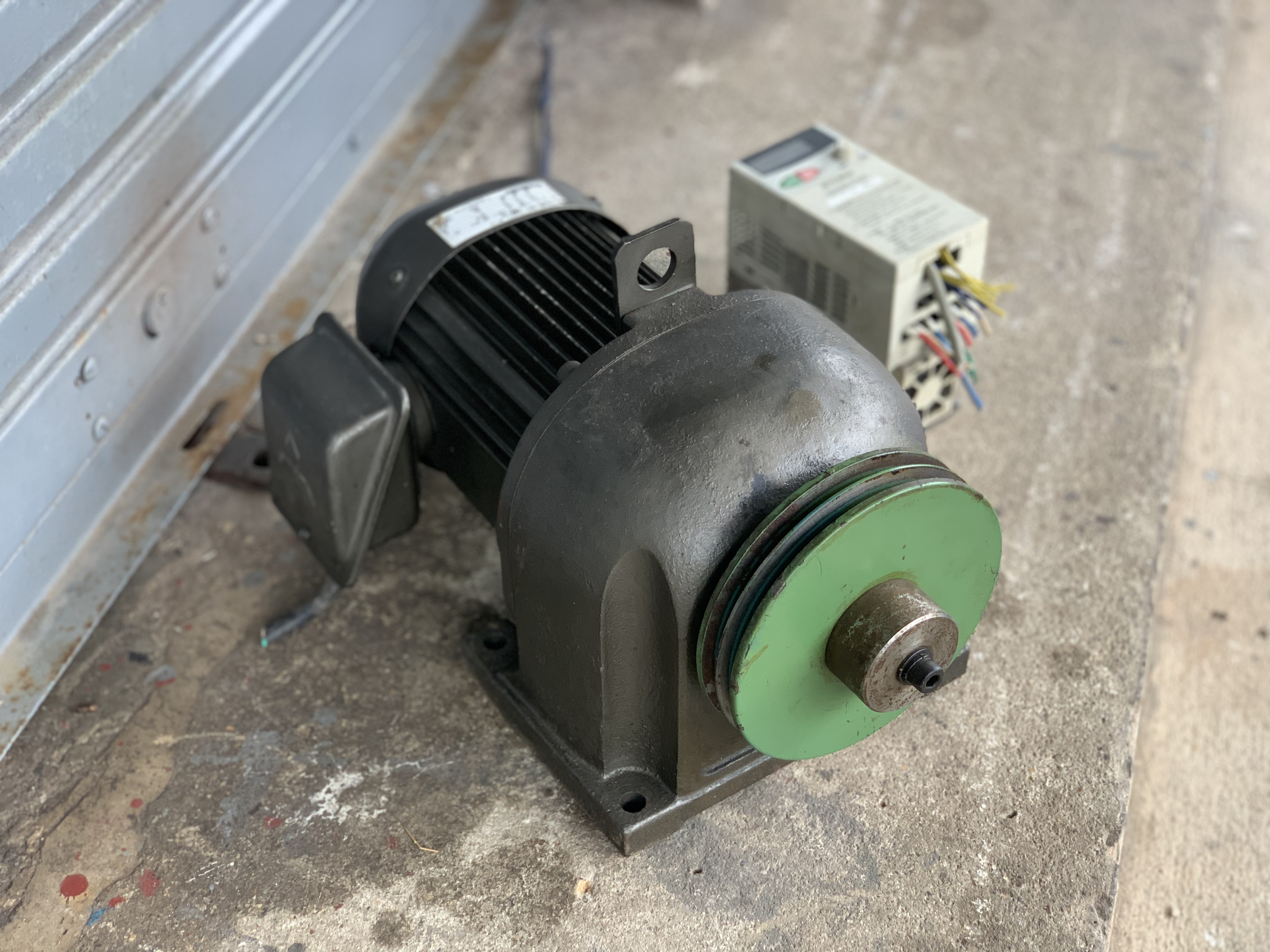 ขายมอเตอร์เกียร์ Mitsubishi 1HP. 220V 3สาย อัตราทด 1:5 เพลาออกประมาณ 290 รอบต่อนาที มาพร้อมอินเวอร์เตอร์ ใช้ไฟบ้าน 220V และปรับรอบได้ made innJapan สภาพสวยใหม่มาก หมุนนิ่ม แรงบิดเยอะ พร้อมใช้งาน