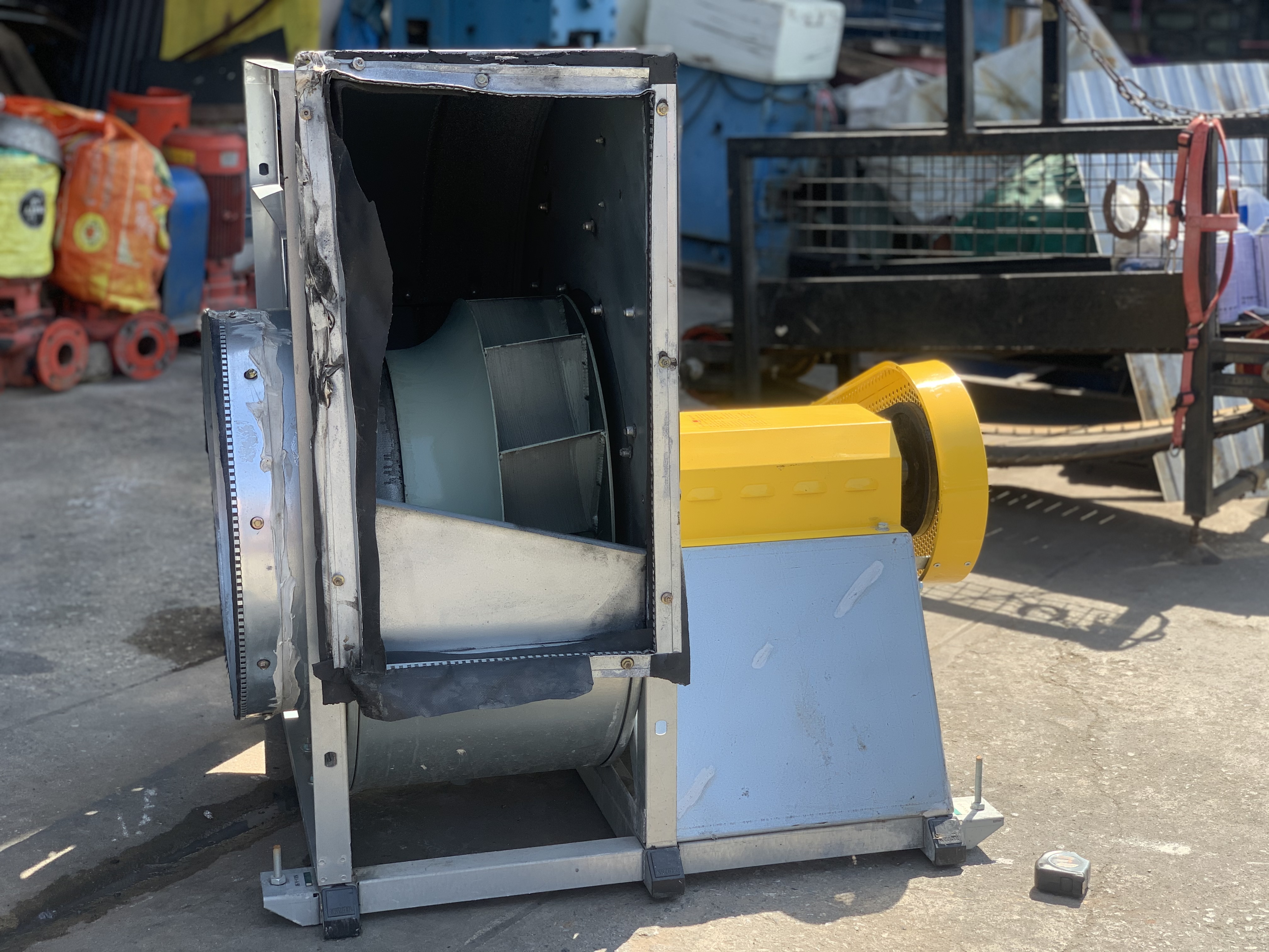 ขายโบลเวอร์ดูด-เป่าอากาศ Kruger blower 3HP. 220/380V ปริมาณลม 4000 CFM  สภาพสวยใหม่มาก รุ่นตัวใหญ่ โครงสร้างแข็งแรง หมุนนิ่ม พร้อมใช้งาน ราคา 12,500 บาท