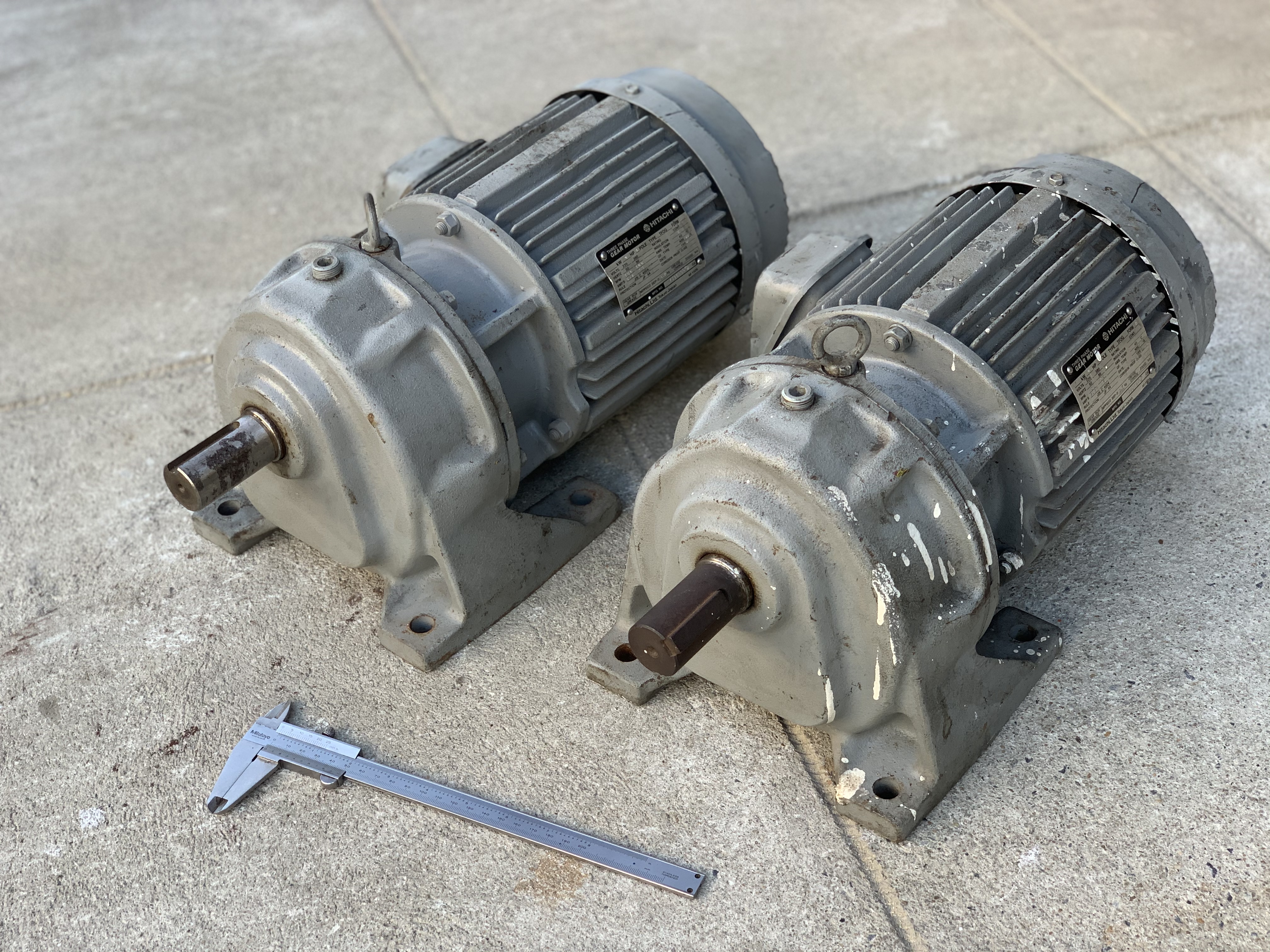 ขายมอเตอร์เกียร์ Hitachi 2HP. 220/380V made in Japan อัตราทด 1:14.5 เพลาออกประมาณ 100รอบต่อนาที *** ของใหม่เก่าเก็บไม่เคยใช้งาน *** เพลาใหญ่แรงบิดเยอะ สภาพสวย หมุนนิ่ม พร้อมใช้งาน มี 2ตัวครับ