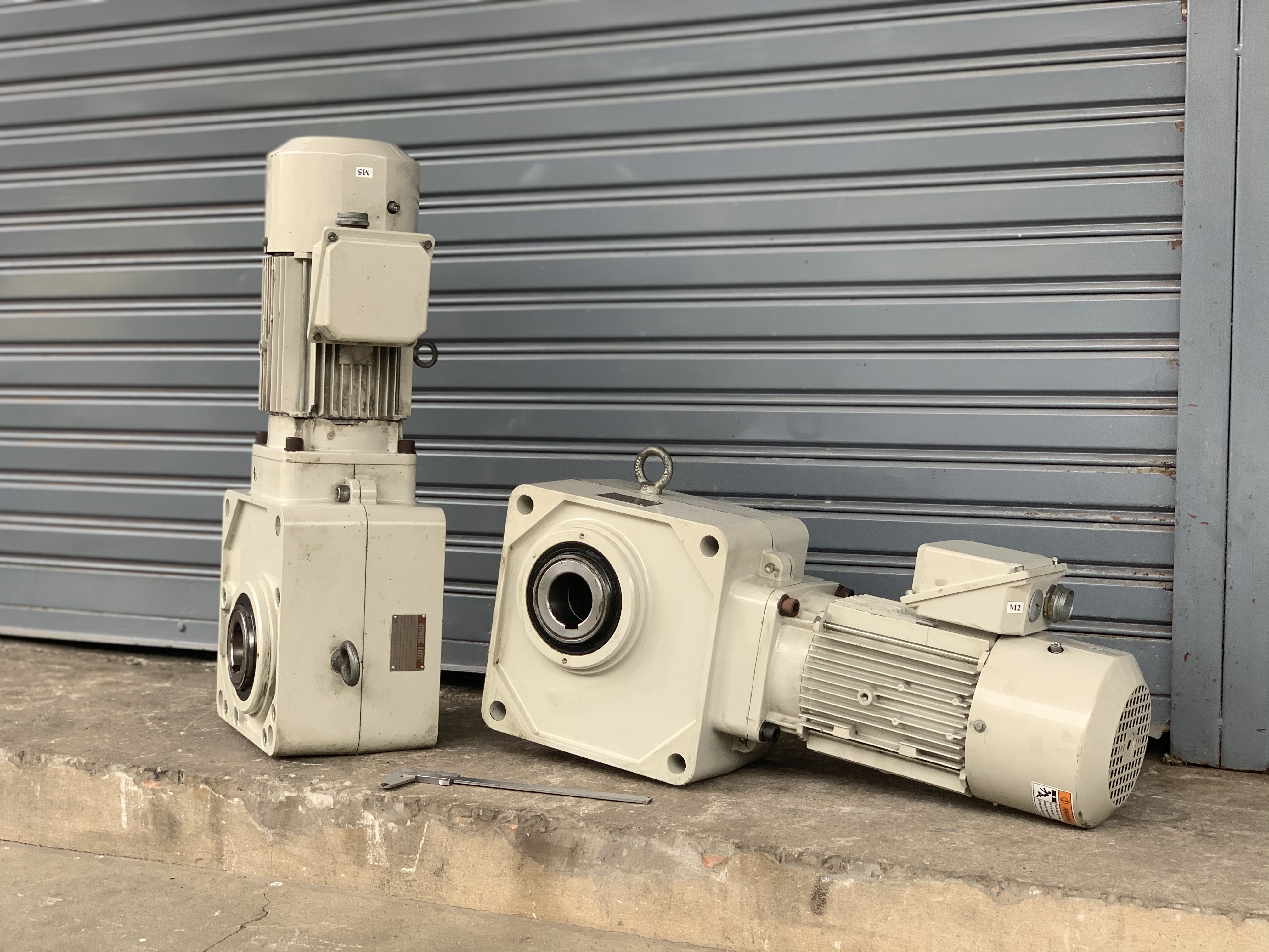 ขายมอเตอร์เกียร์แบบเพลาสวม Hyponic drive Sumitomo 3HP. 220/380V อัตราทด 1:40 made in Japan มีระบบเบรคในตัว เพลาออกประมาณ 36รอบต่อนาที รุ่นสวมเพลาใหญ่แรงบิดเยอะ สภาพสวยใหม่มาก หมุนนิ่ม พร้อมใช้งาน มี 2ตัวครับ