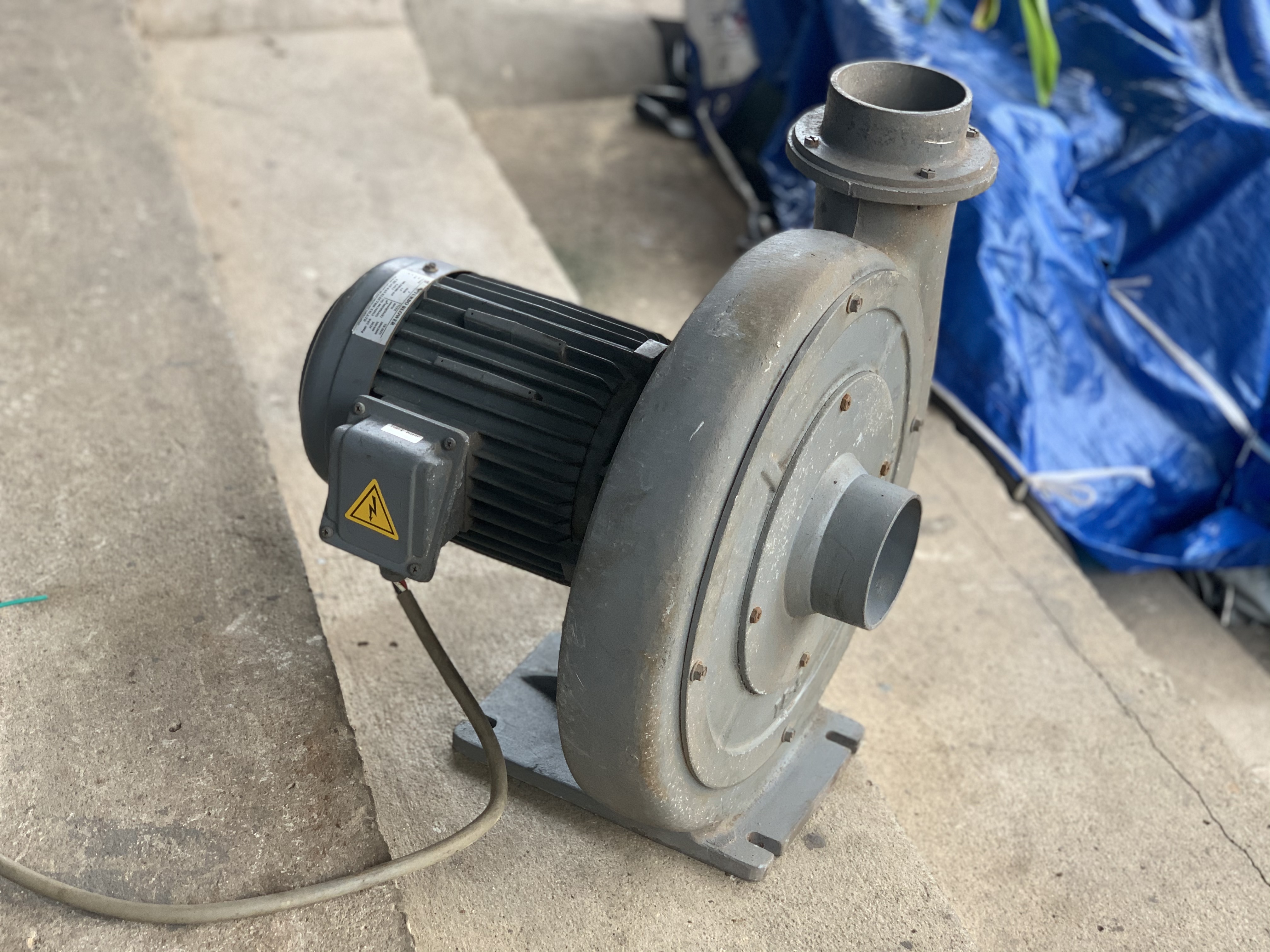 ขายพัดลมโบลเวอร์แรงดันสูง ดูด-เป่าอากาศ Turbo blower 2HP. 220/380V made in Taiwan สภาพสวยใหม่มาก หมุนนิ่ม ให้ลมแรงมาก พร้อมใช้งาน ราคา 4,800 บาท